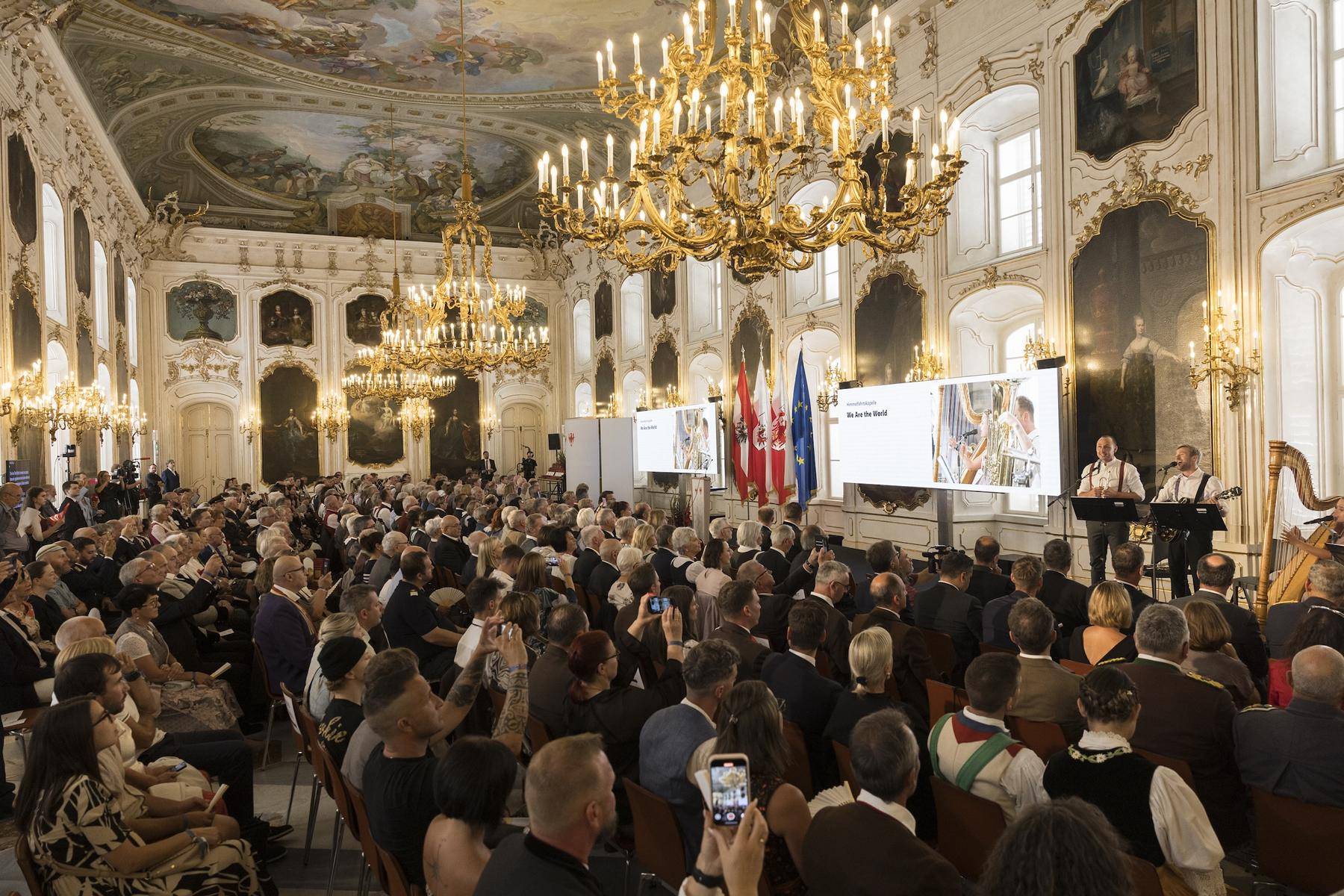 Im Riesensaal der Innsbrucker Hofburg zeichneten Tirol und S&uuml;dtirol B&uuml;rgerInnen mit besonderen Verdiensten aus. Foto: Land Tirol/Sedlak