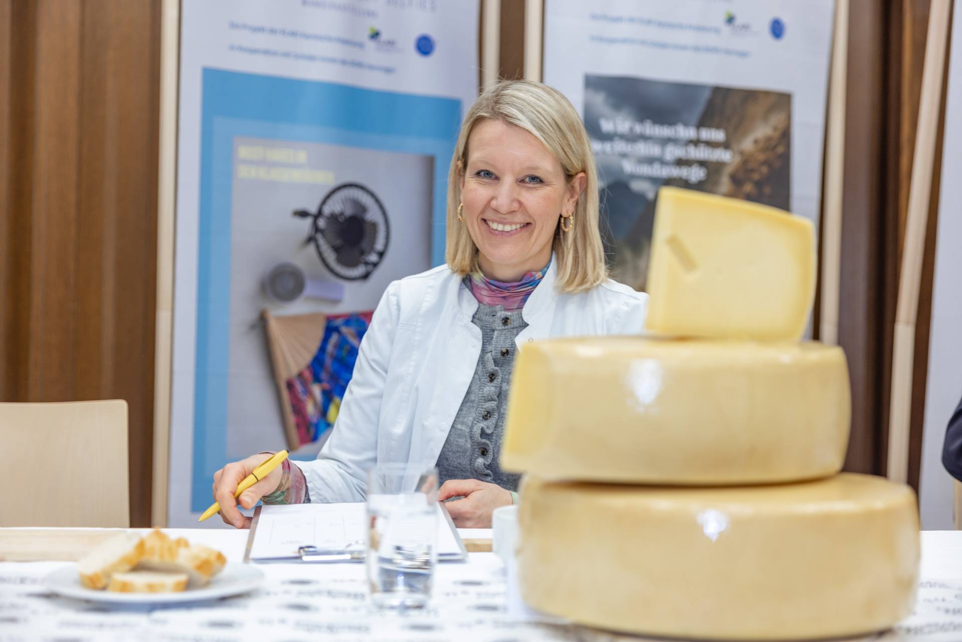 Zuvor wurde der K&auml;se einem Sensorik-Test unterzogen. Im Bild Karin Popatnig von der LK K&auml;rnten.
