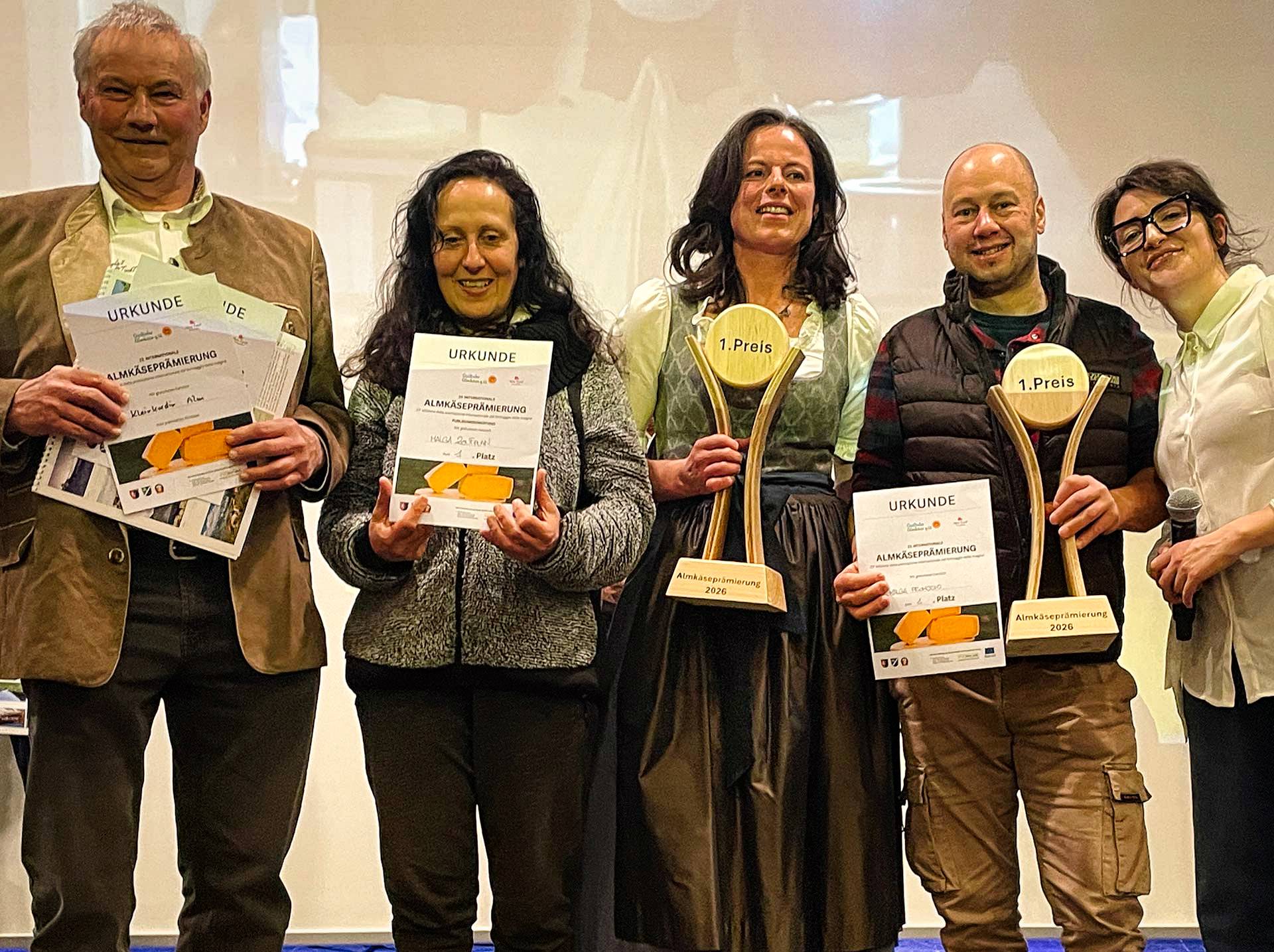 Herbert Wassertheurer (Klein Kordin Alm), eine Sennerin von der Malga Zoufplan, Elisabeth Buchacher (die Obfrau hat selbst den besten K&auml;se produziert), Martin Screm (Promoser Alm) und Manuela d'Orlando (Cooperativa Malghesi).
