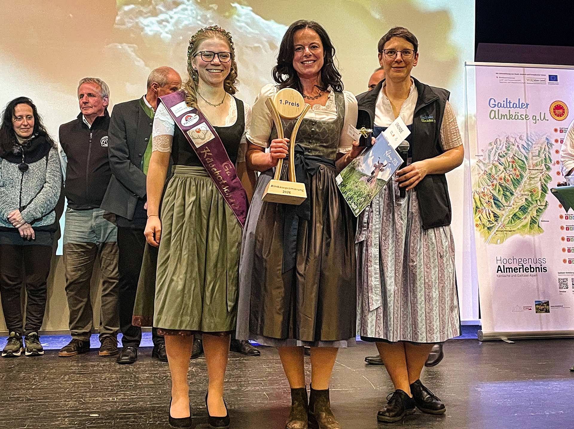 V. l.: K&auml;sebotschafterin Sara Hohenwarter, Sennerin und Almk&auml;se-Obfrau Elisabeth Buchacher und Teresa Weidhofer.