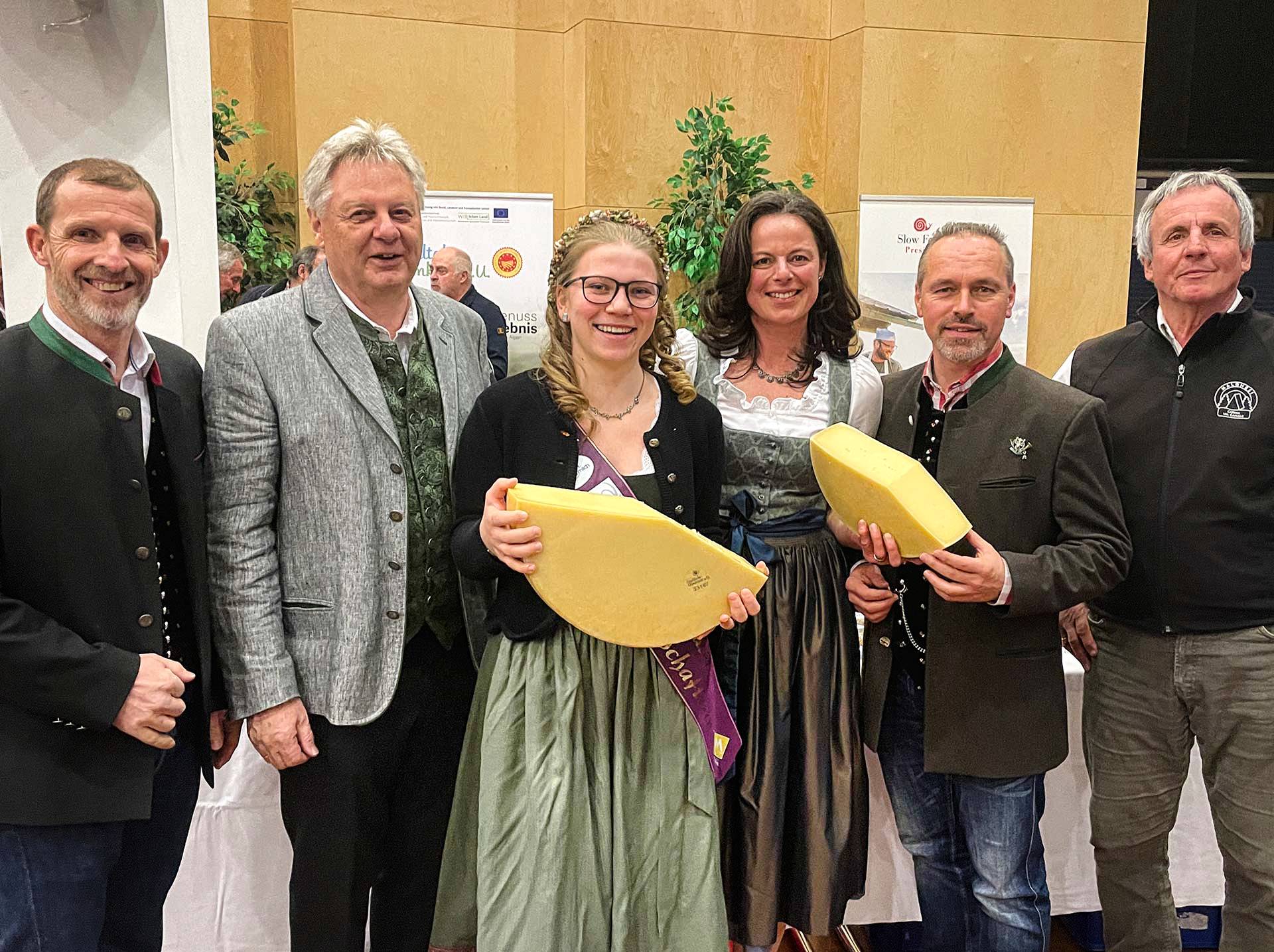 V. l.: NLW-Chef Roland Sint, Bgm. Leopold Astner, K&auml;sebotschafterin Sara Hohenwarter, Sennerin und Almk&auml;se-Obfrau Elisabeth Buchacher, Bgm. Markus Salcher und Alberto Piscihiutti (Obmann Verein Cooperativa Malghese).