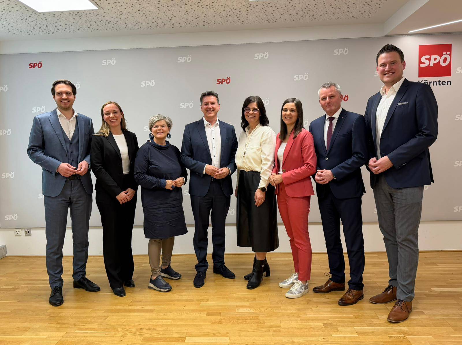 Das neue Team der SP&Ouml; K&auml;rnten: Luca Burgstaller, Manuela Lobnik, Ruth Feistritzer, Daniel Fellner, Marika Lagger-P&ouml;llinger, Christina Patterer, G&uuml;nter Leikam, David Pototschnig (von links).