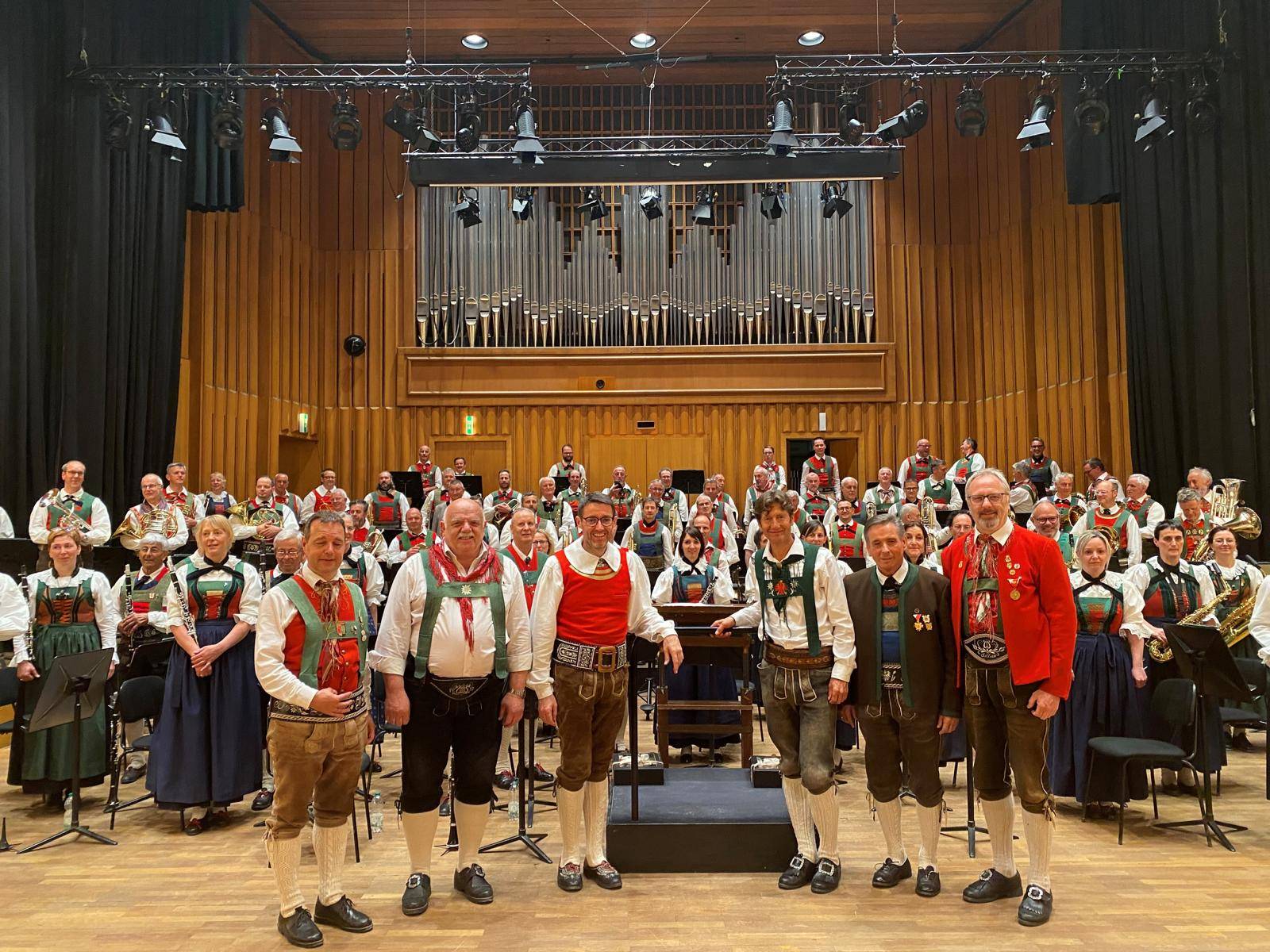 Die Bezirksobleute und die Kapellmeister Sigisbert Mutschlechner und Martin Gratz nach dem Konzert im ORF RadioKulturhaus. Foto: Bezirksblasorchester 40+