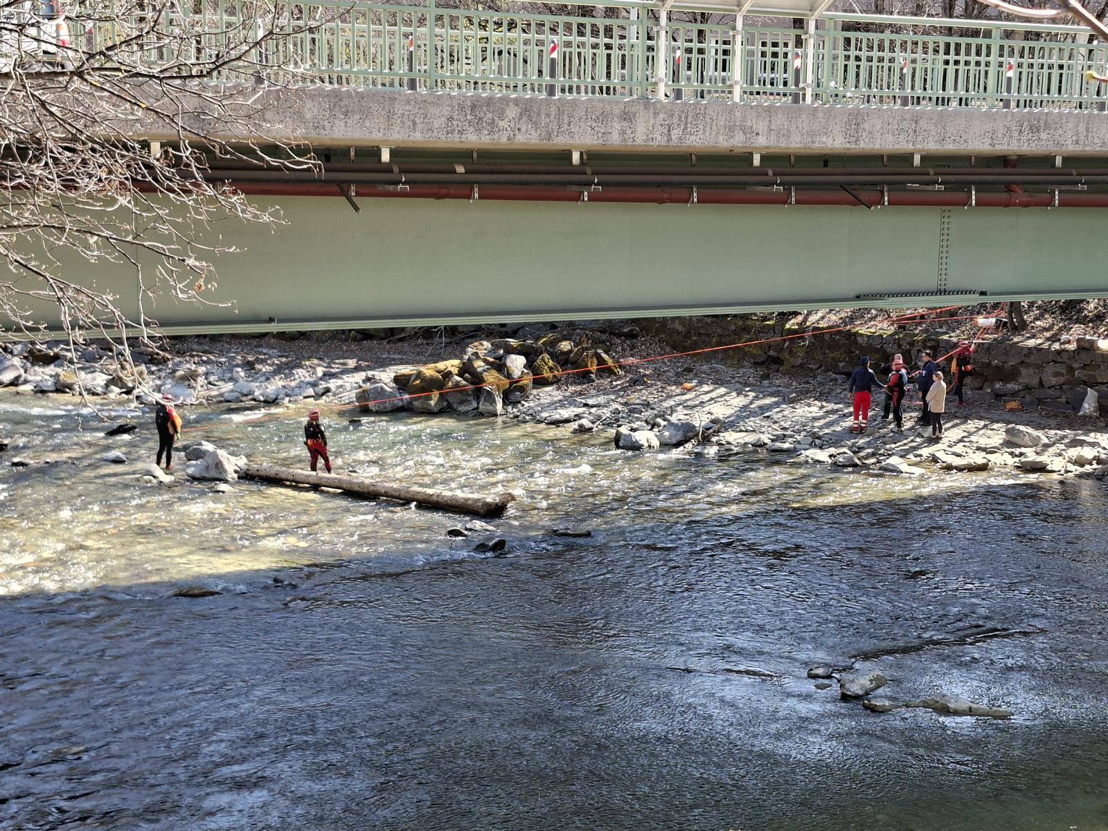 Die Wasserrettung &uuml;bernahm die Reinigung im Flussbett der Drau. Foto: Wasserrettung Osttirol
