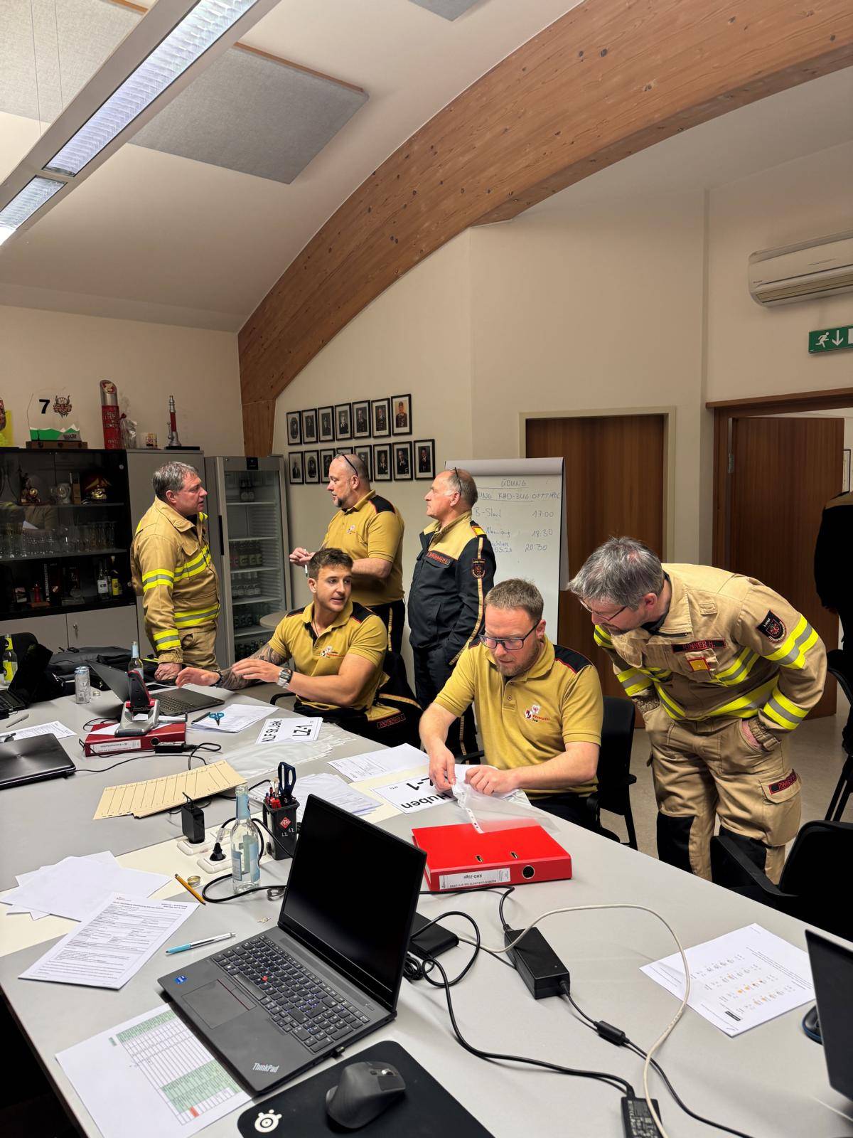 Bezirksf&uuml;hrungsstab und Bezirkszentrale bei der Koordination