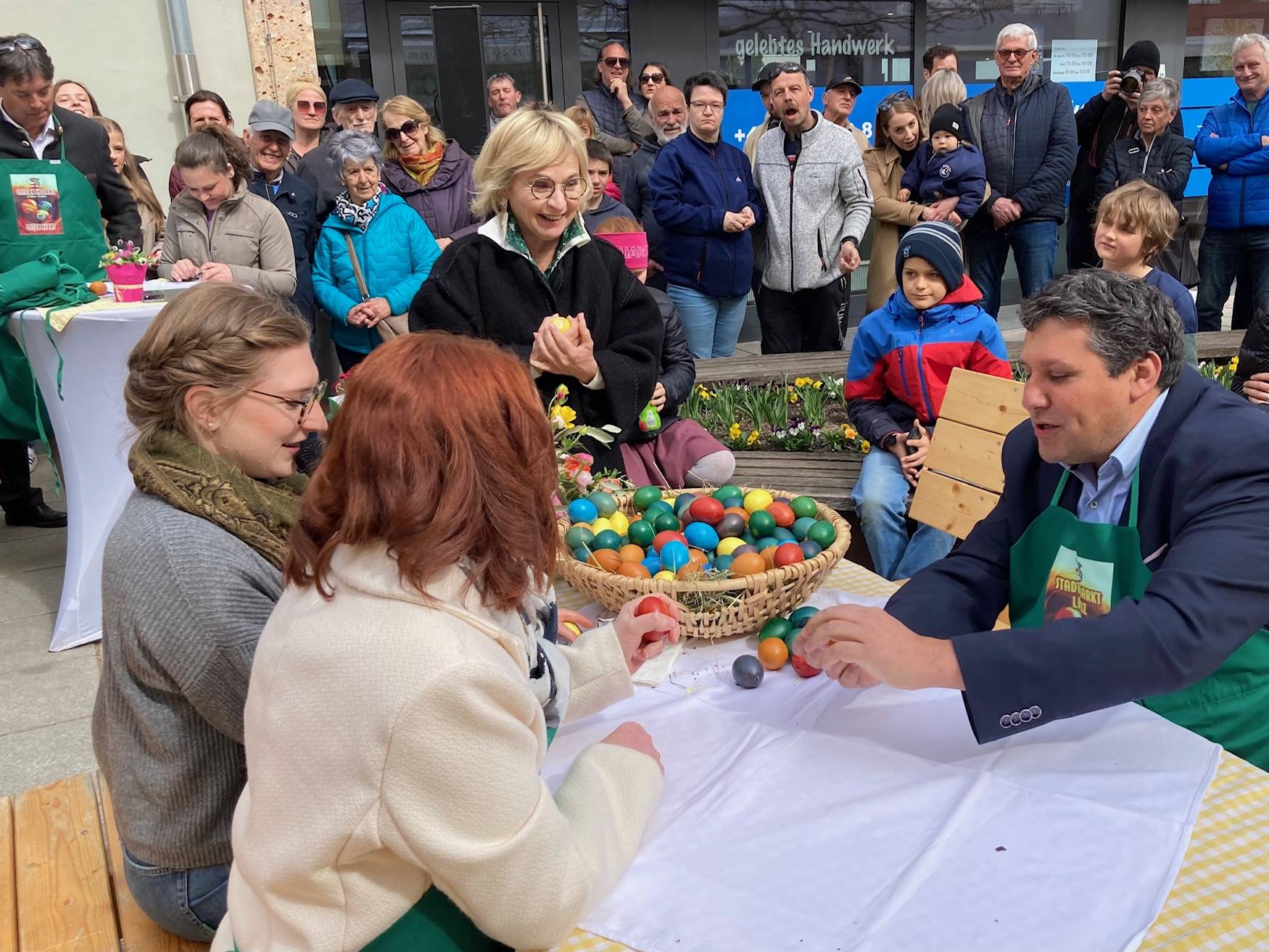 B&uuml;rgermeisterin Elisabeth Blanik gibt Tipps im Duell Elisabeth Kreuzer (Felbertauernstra&szlig;e AG) gegen Diakon Michael Brugger (Seelsorgeraum Lienz S&uuml;d). Foto: Stangl