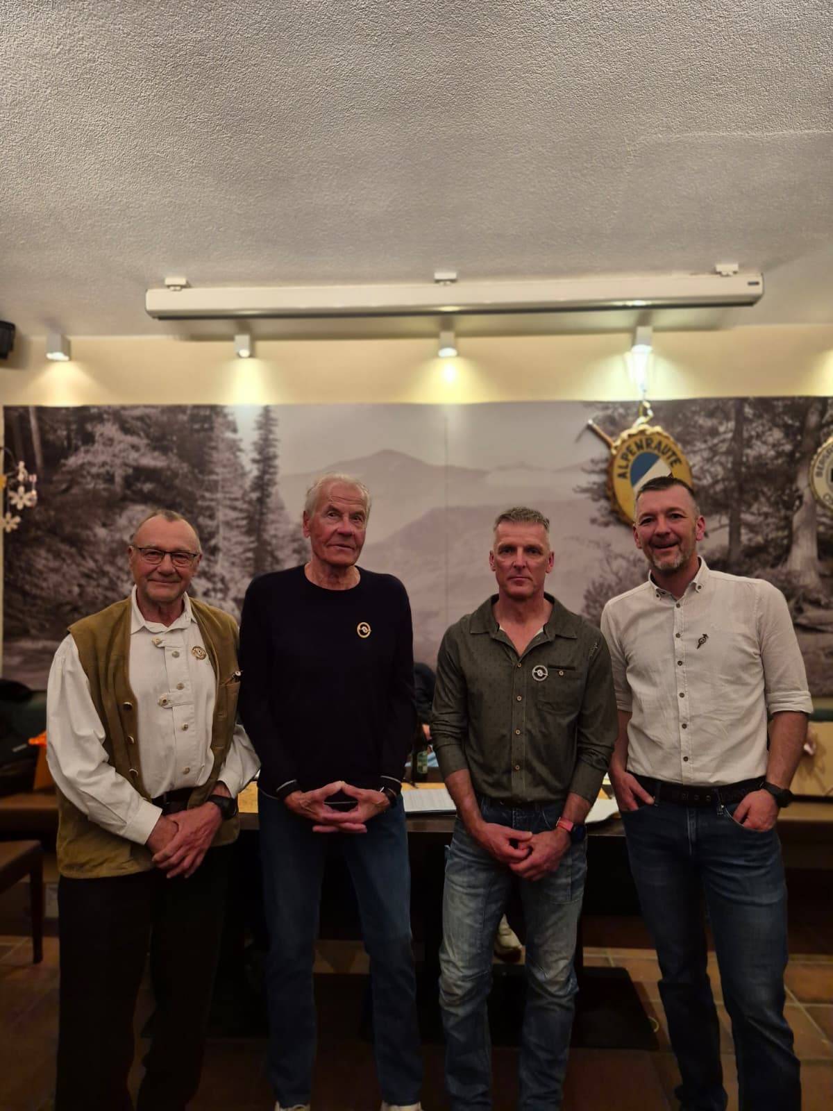 Johann Wibmer, Rudi Fr&ouml;schl und Wolfgang Klocker (vlnr) wurden f&uuml;r ihre langj&auml;hrige Treue zur Alpenraute ausgezeichnet.