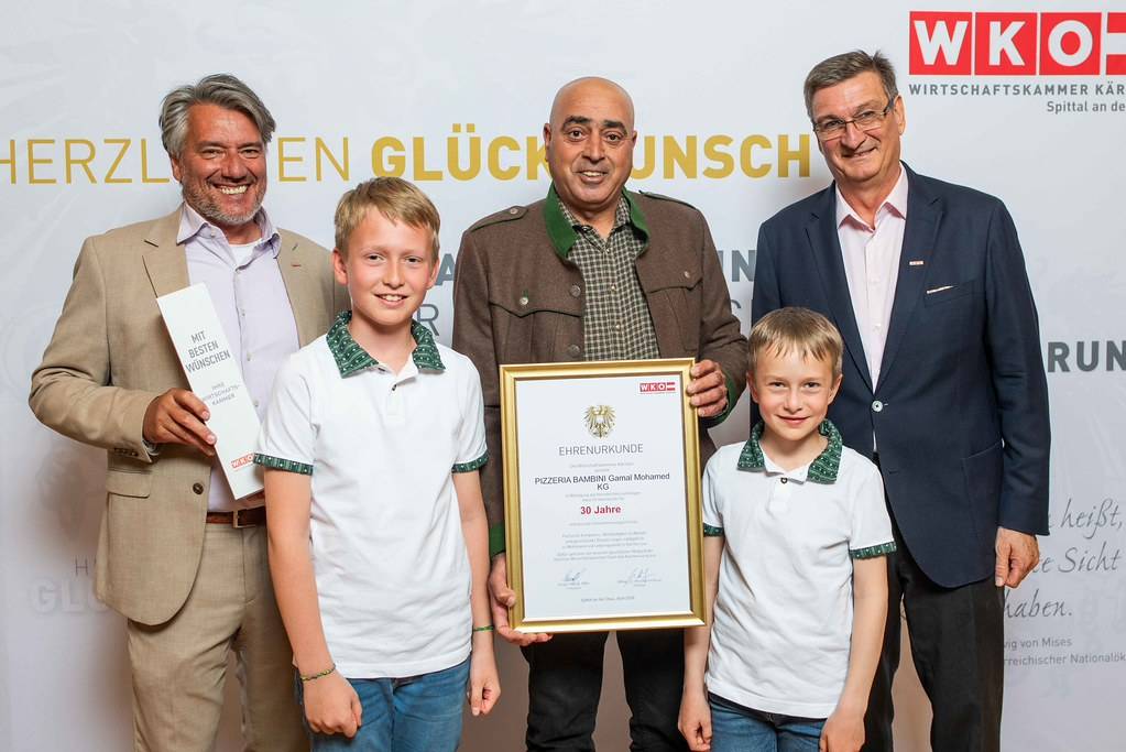 Insgesamt durften WK-Pr&auml;sident J&uuml;rgen Mandl (r.) und WK-Bezirksstellenobmann Georg Mathiesl (l.) zu 1.570 Jahren Unternehmertum gratulieren. Im Bild: Geehrt wurde auch &bdquo;Jimmy&ldquo; Gamal, der mit seiner Pizzeria &bdquo;Bambini&ldquo; seit 30 Jahren die Greifenburger Gastro-Szene bereichert.