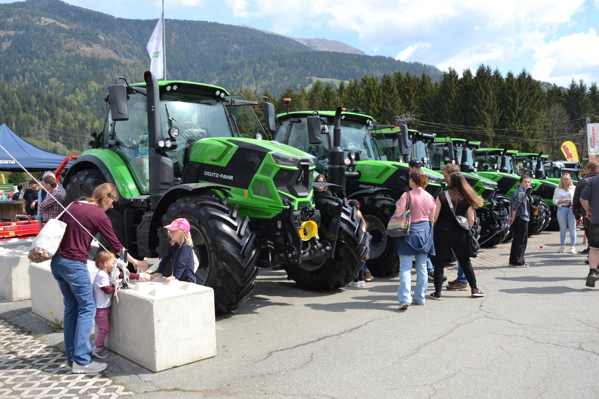 Ein kurzer Schlechtwetter-Einbruch am Sonntag konnte die vielen Besucher nicht vertreiben. &bdquo;Sie fl&uuml;chteten in das Innere des Industrieparks K&ouml;tschach-Mauthen, beide Hallen der Maschinen Gailer GmbH waren voll, danach ging es im Freigel&auml;nde wieder weiter.
