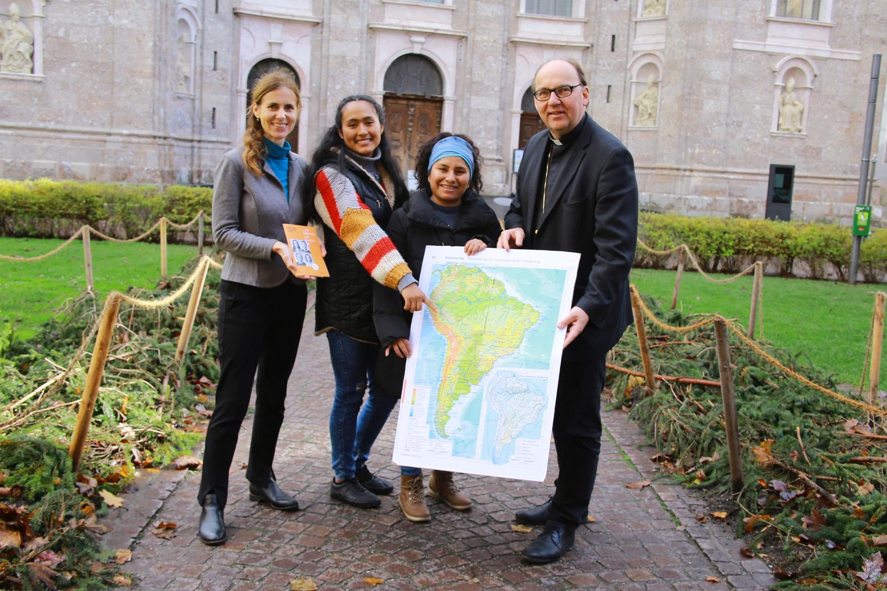 v.l.n.r: Magdalena Wiesm&uuml;ller, Gesch&auml;ftsf&uuml;hrerin von Bruder und Schwester in Not, Dumar Vivenco M&eacute;ndez, ehrenamtliche Mitarbeiterin und Celina Javier Oros, Leiterin des Bildungszentrums mit Bischof Hermann Glettler, Foto: BSIN/ R. Mabala