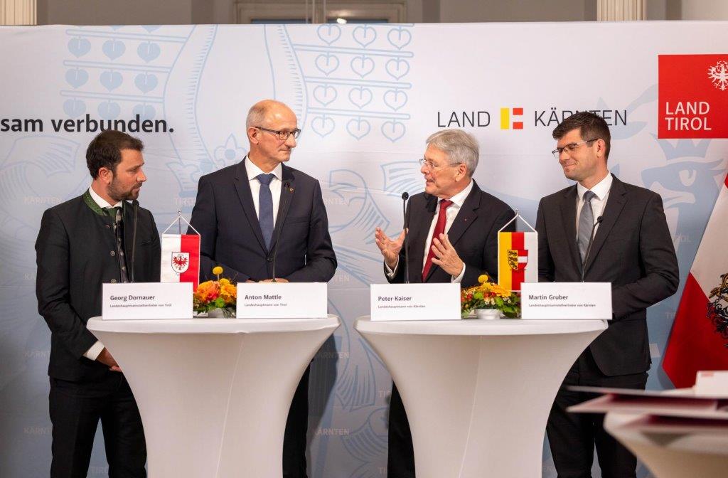 Im Rahmen einer Pressekonferenz berichteten LH Anton Mattle (2. v. li.), LH Peter Kaiser (2. v. re.), LHStv Georg Dornauer (1. v. li.) und LHStv Martin Gruber (1. v. re.) &uuml;ber die Ergebnisse der Konferenz. Foto: Land Tirol/EXPA/Groder