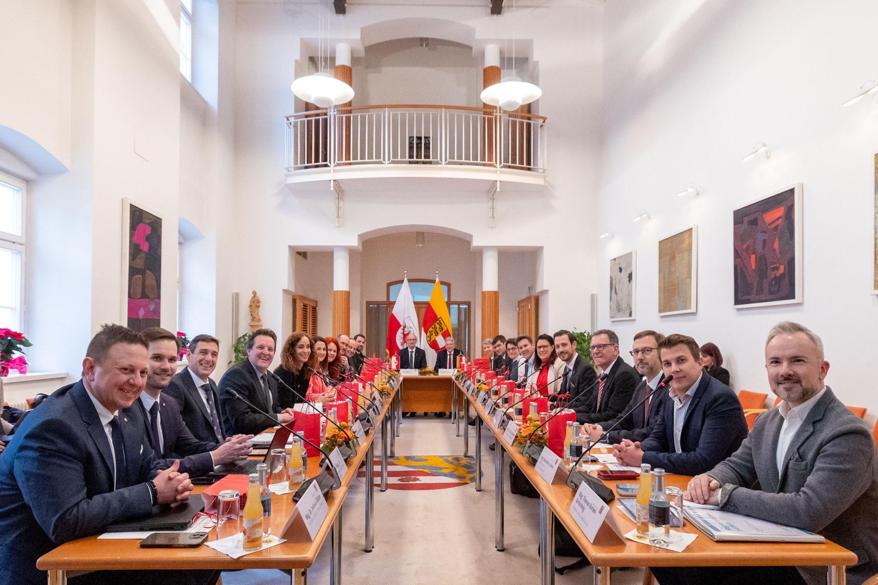Die erste gemeinsame Konferenz der Landesregierungen Tirol und K&auml;rnten fand im Ratssaal im Rathaus von Lienz statt. Foto: Land Tirol/EXPA/Groder
