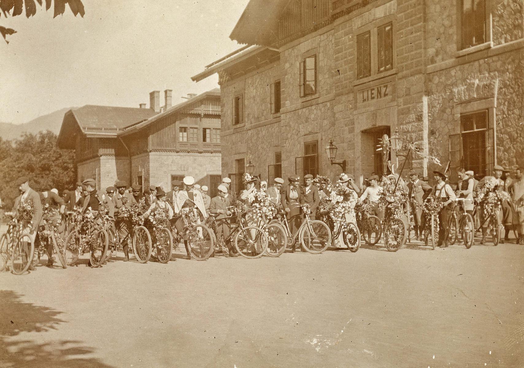 Parade am Bahnhof im Rahmen des Lienzer Radfahrer-Fests, 20. August 1893 (Fotograf: Unbekannt; Sammlung TAP)