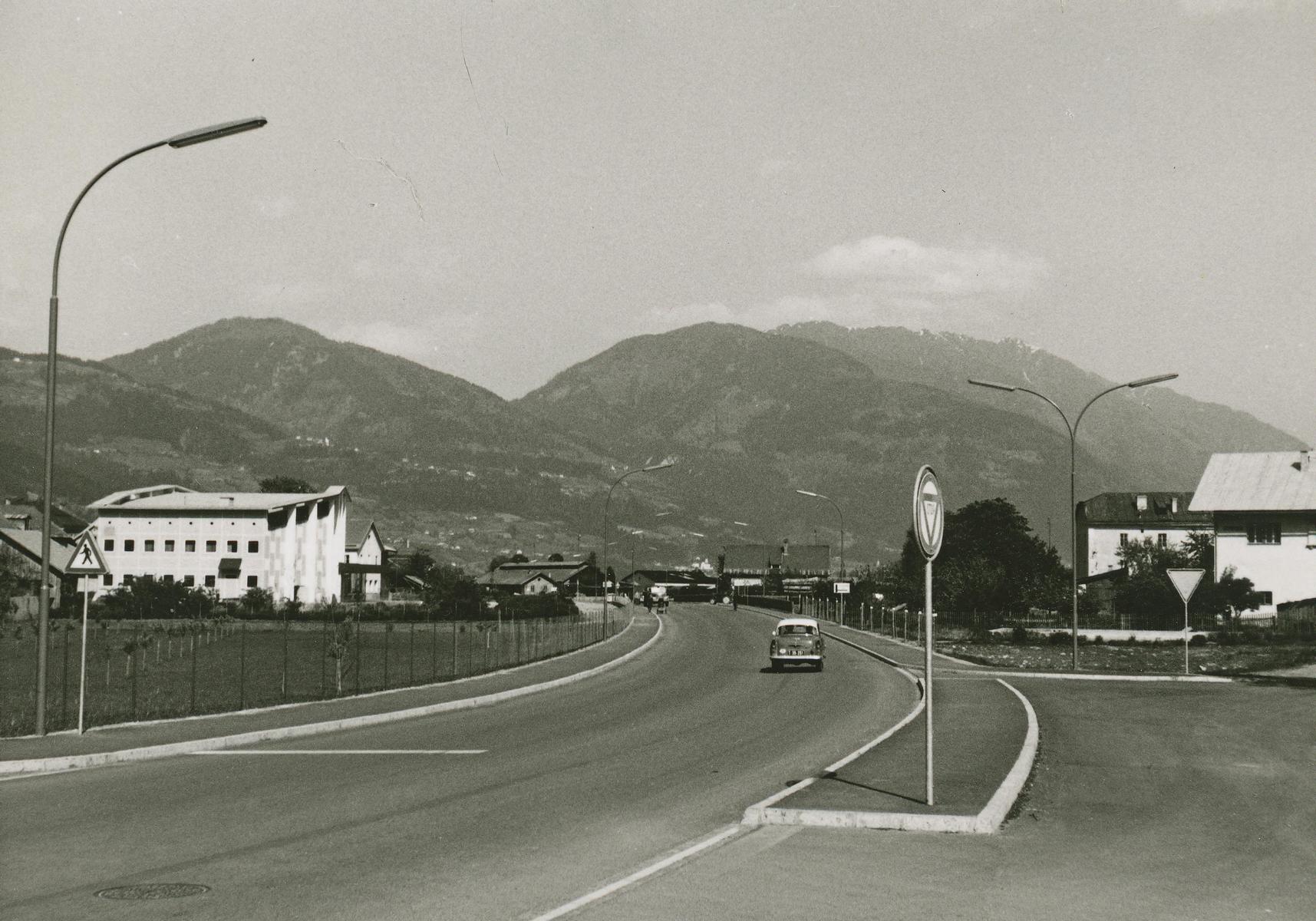 Die so wichtige Lienzer Umfahrungsstra&szlig;e (Tiroler Stra&szlig;e), November 1963 (Fotografin: Paula Papsch; Sammlung Siegfried Papsch &ndash; TAP)