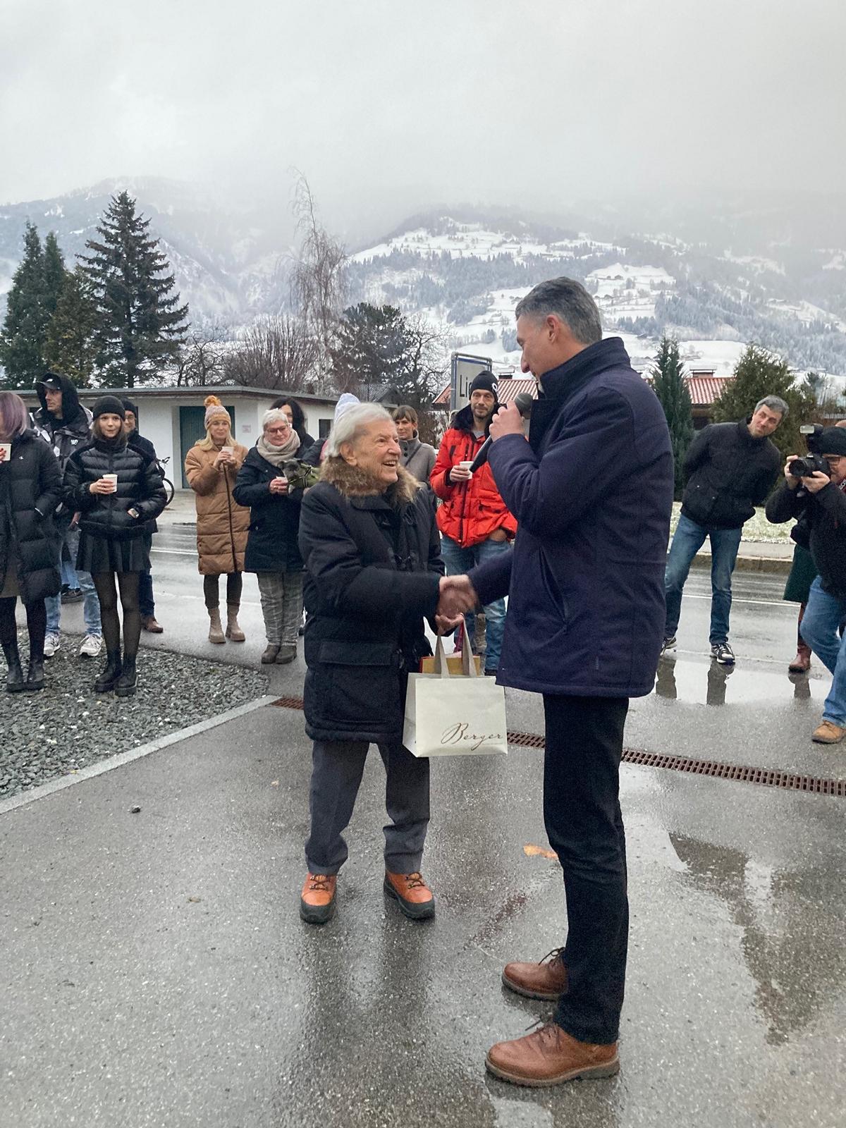 Bgm Einhauer gratulierte Jos Pirkner am Samstag zum 96. Geburtstag. Foto: Stangl