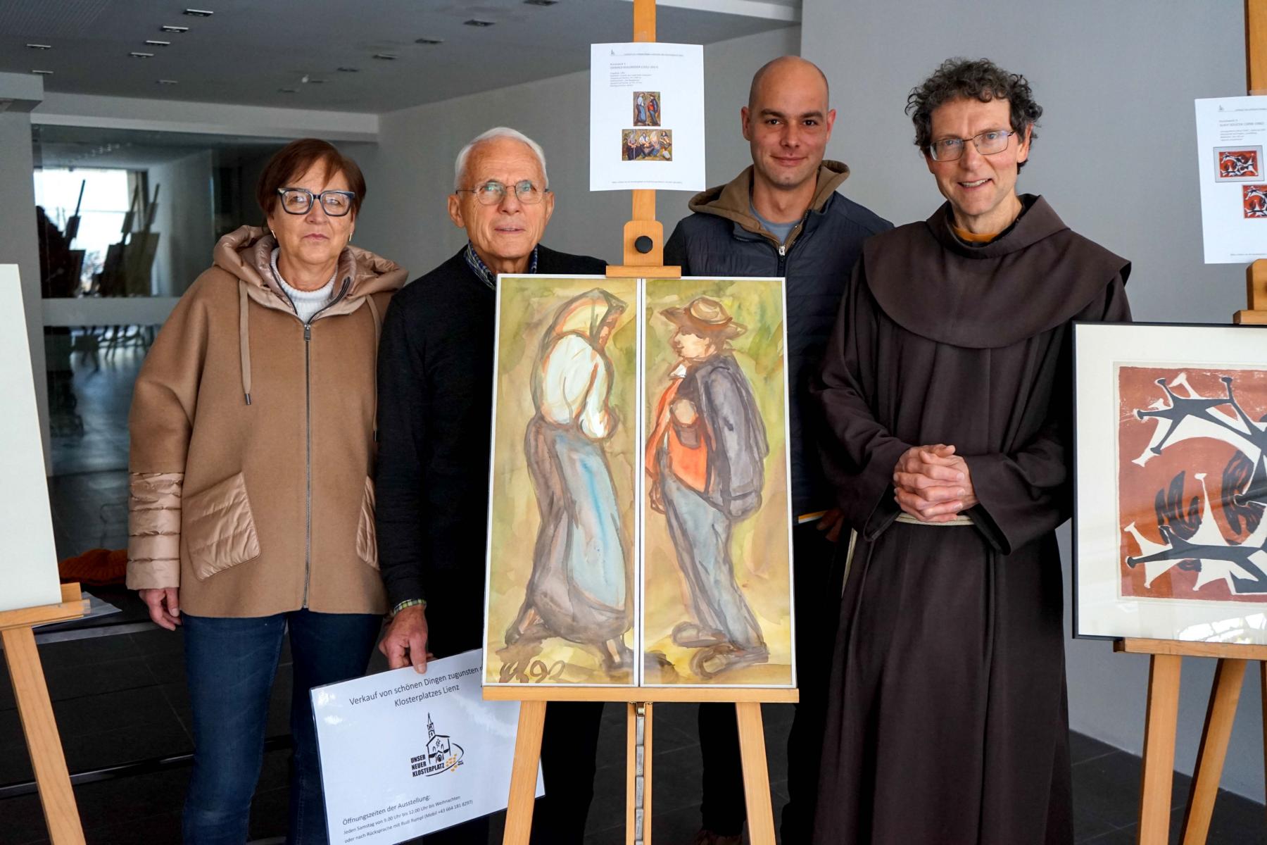 Helga Steiner (Eigent&uuml;merin R&auml;umlichkeiten), Rudi Rumpl (Vorsitzender Personenkomitee), Paul Steiner (Obmann vom Verein zur F&ouml;rderung der Schweizergasse, Muchargasse und Egger-Lienz-Platz), Franziskanerpater Martin Bichler, Foto: Stadt Lienz/Lenzer