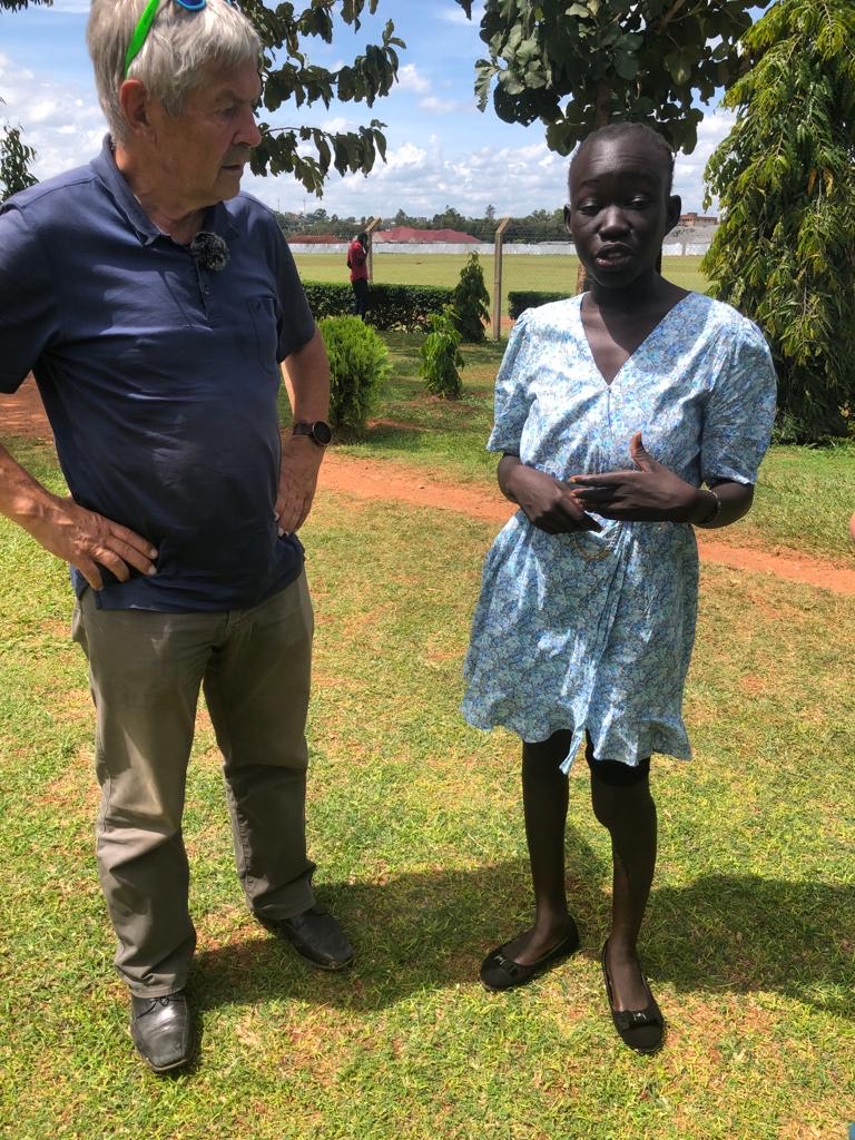 Erfolgerlebnis:  Diese junge Dame hatte als Jugendliche eine schwere Beinverletzung, die ohne der Hilfe von Dr. Kr&ouml;sslhuber sicher nicht gut ausgegangen w&auml;re. Das Wiedersehen nun nach 8 Jahren war sehr emotional