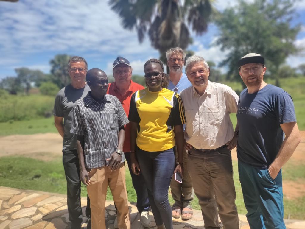 v.l.: Andreas Stotter, Moses Lokonga (Mondikolok Health Care Center), Erich Fischnaller (Comboni-Missionar), Annette Muding Turo (Managerin bei Comboni), Dr. Jakob Kr&ouml;sslhuber, Dr. Franz Kr&ouml;sslhuber und Alexander Papsch-Musikar