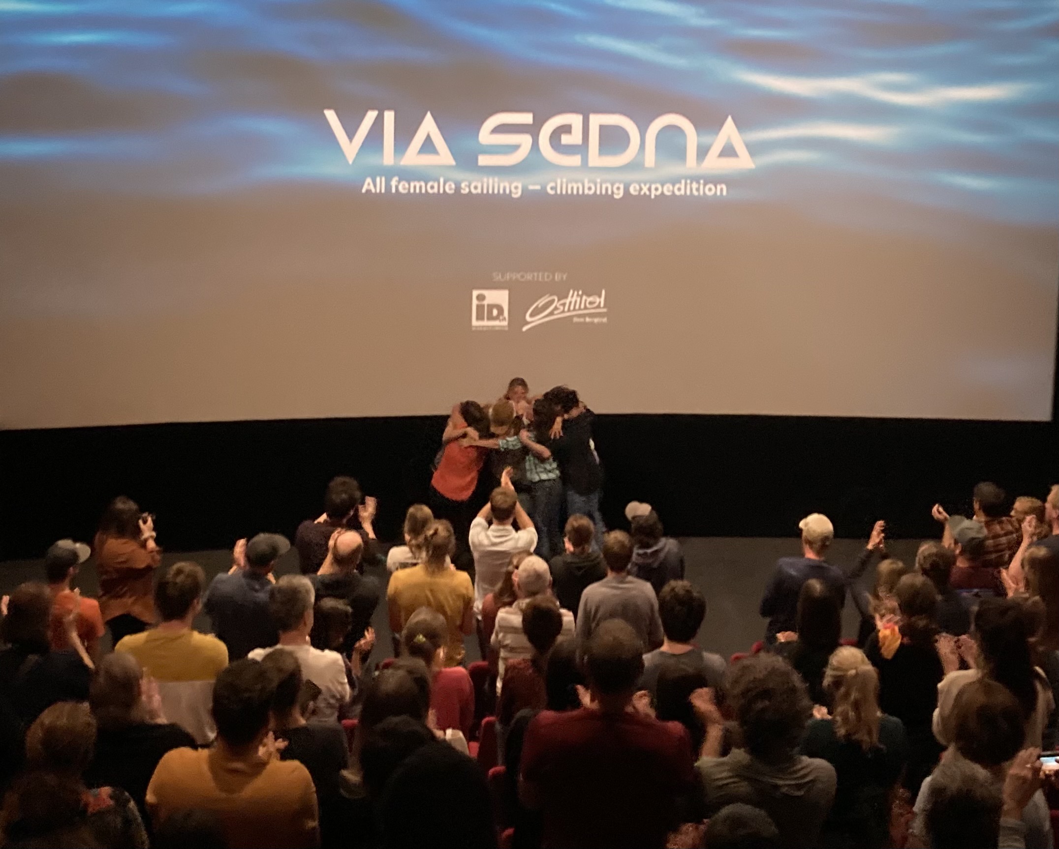 Jubel und "Standing Ovations" nach der Premierenvorf&uuml;hrung. Foto: Stangl