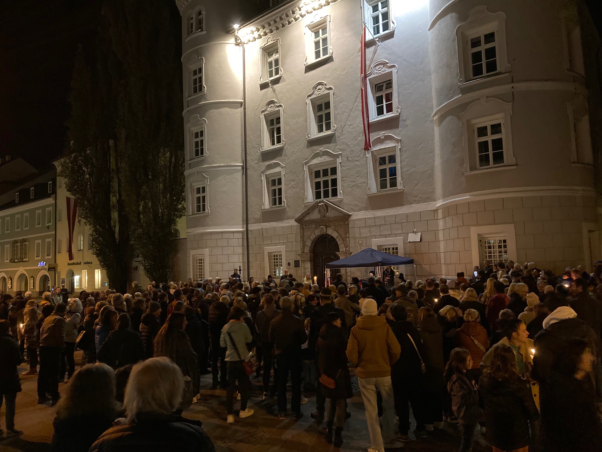 Zahlreiche Menschen folgten der Einladung und setzten ein Zeichen mit ihren Lichtern vor der Liebburg. Foto: Stangl