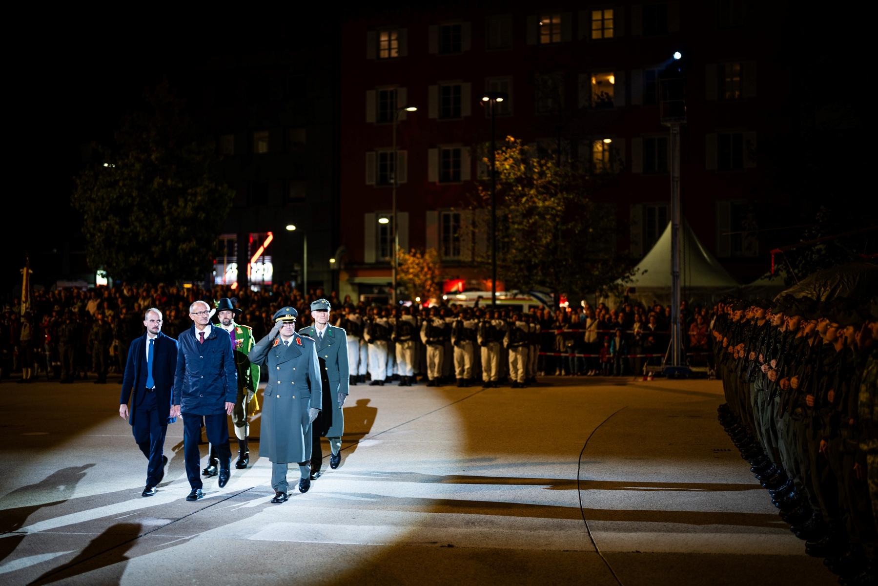 Abschreiten der angetretene Formationen durch LH Anton Mattle, Staatsekret&auml;r Florian Tursky, Milit&auml;rkommandant Brigadier Ingo Gstrein, Kommandant des J&auml;gerbataillon 24 Oberst Hannes Krainz und Landeskommandant Mjr. Thomas Saurer