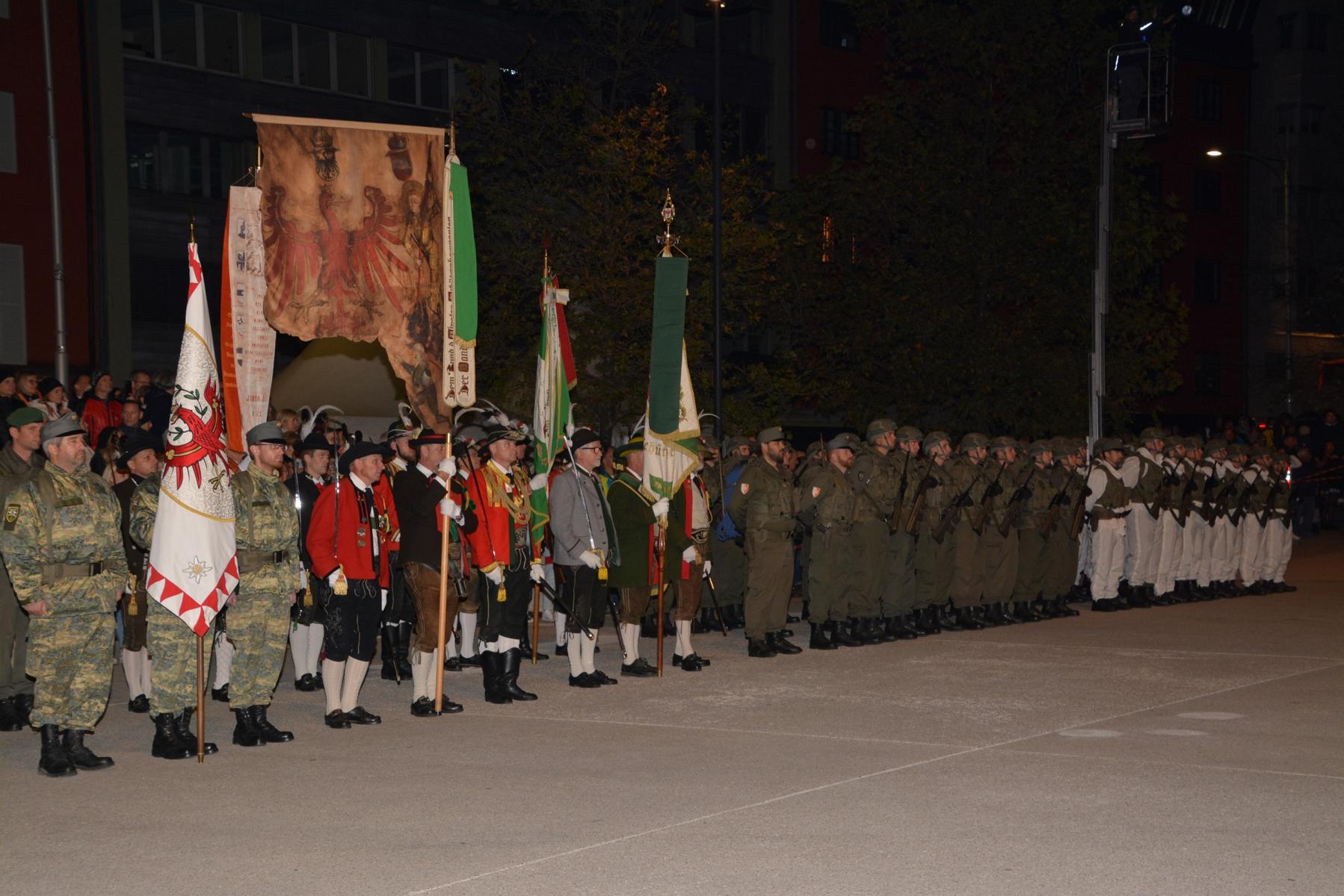 Ehrenformationen  mit Bundesstandarte und Landesfahnen der Sch&uuml;tzenb&uuml;nde beim Gro&szlig;en Zapfenstreich am Landhausplatz