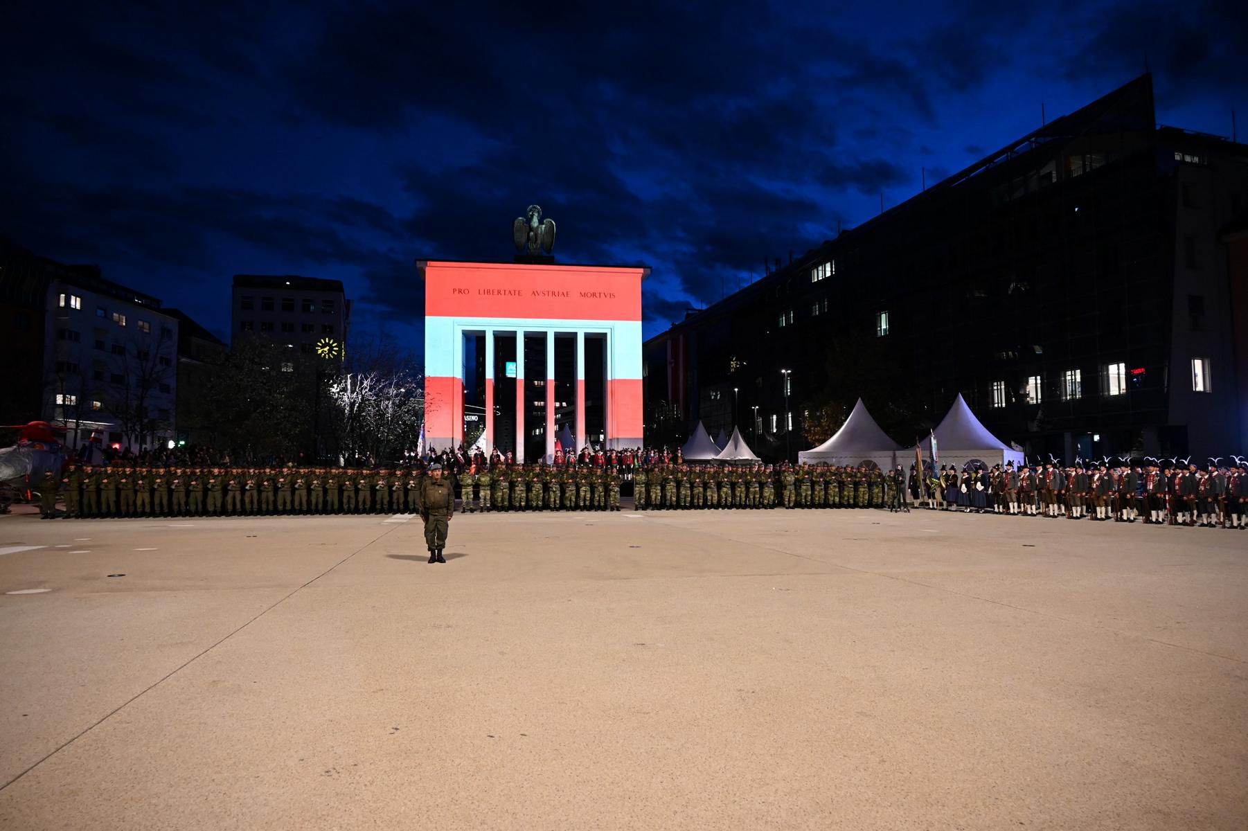 Angetretene Formationen am Landhausplatz anl&auml;sslich des Gro&szlig;en Zapfenstreich mit Gesamtkommandierendem Oberst Felix Resch