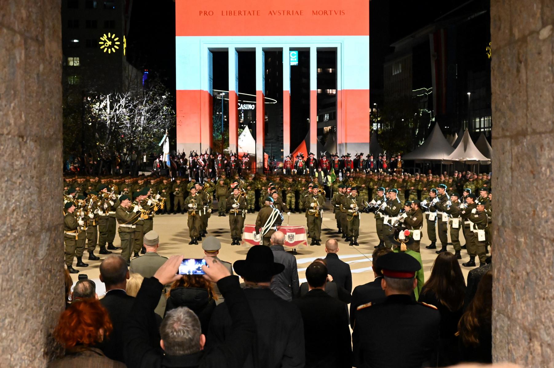 Angetretene Formationen am Landhausplatz anl&auml;sslich des Gro&szlig;en Zapfenstreich