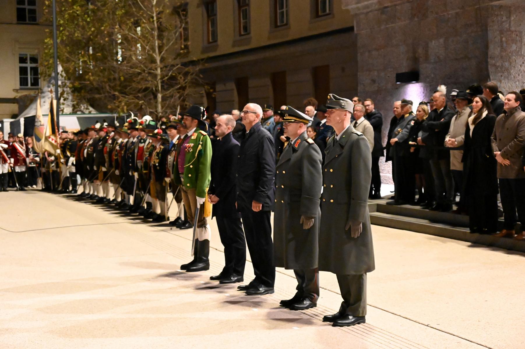LH Anton Mattle, Staatsekret&auml;r Florian Tursky, Milit&auml;rkommandant Brigadier Ingo Gstrein, Kommandant des J&auml;gerbataillon 24 Oberst Hannes Krainz und Landeskommandant Mjr. Thomas Saurer und weitere Ehreng&auml;ste beim Gro&szlig;en Zapfenstreich am Landhausplatz