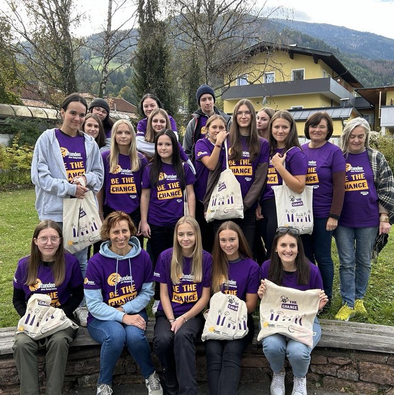 Die Projektgruppe im Schulgarten der FS der Dominikanerinnen. Foto: Egger
