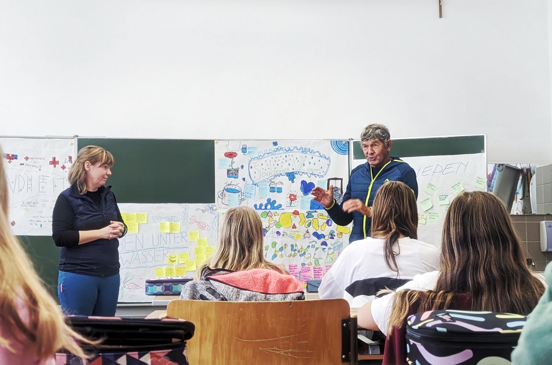 Walter Mair erkl&auml;rt den Sch&uuml;lerInnen den Weg Foto: Knorr