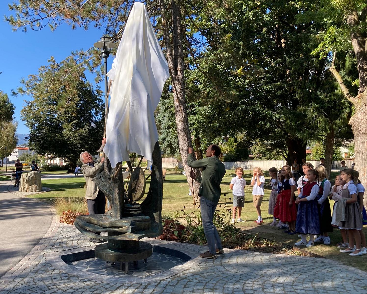 Enth&uuml;llung der Bronzeskulptur. Foto: Stangl