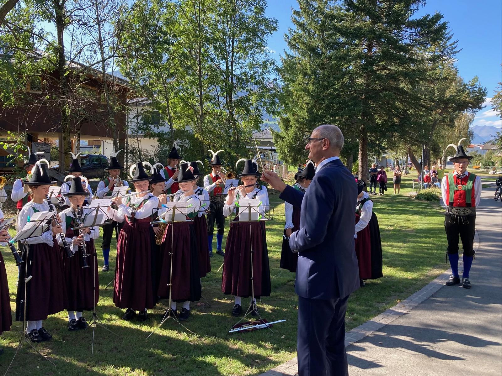 LH Mattle schwang den Taktstock f&uuml;r die MK Tristach: Foto: Stangl