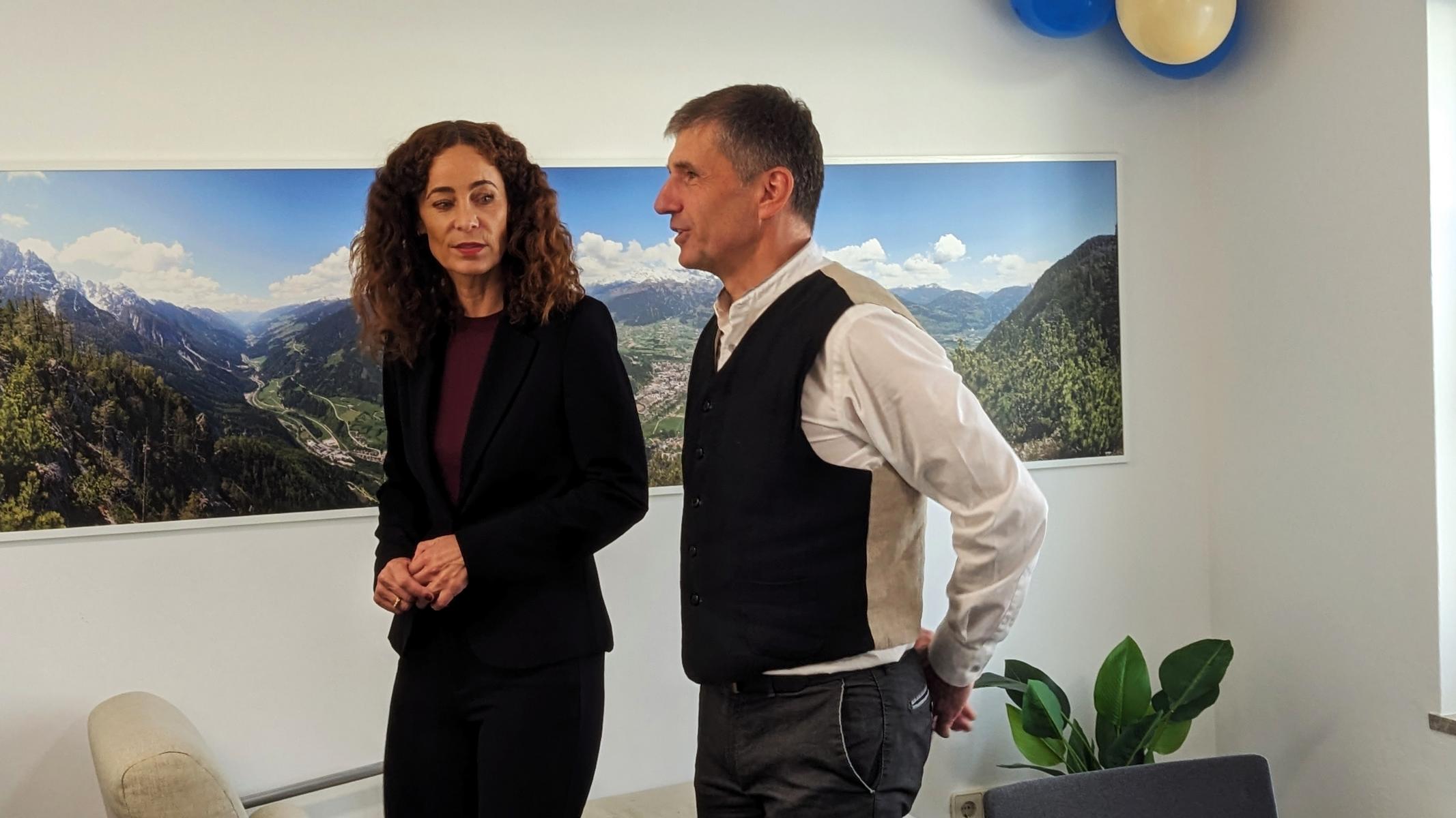 F&uuml;hrung durch die Beratungsstelle mit Soziallandesr&auml;tin Eva Pawlata und Hans Schantl, Leiter des PSZ Osttirol. Foto: Knorr