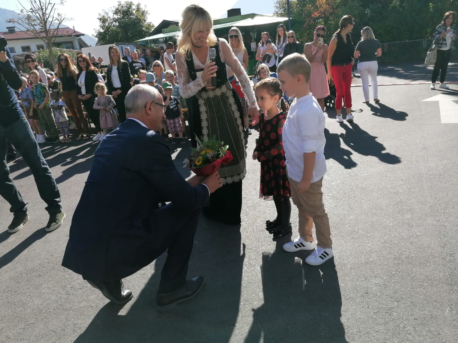 Die Kinder &uuml;berreichen Geschenke an den Landeshauptmann. Foto: Eder-Possenig