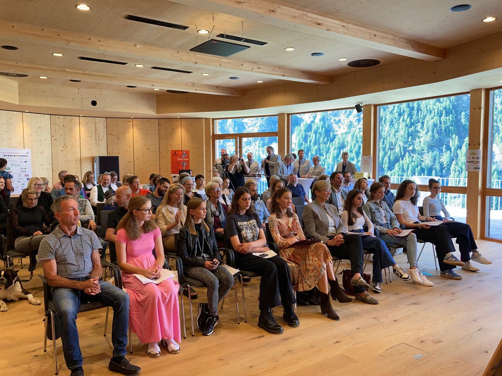 Das Publikum konnte auch bei der Lesung der Nachwuchsautorinnen eine Wertung abgeben. Foto: Stangl