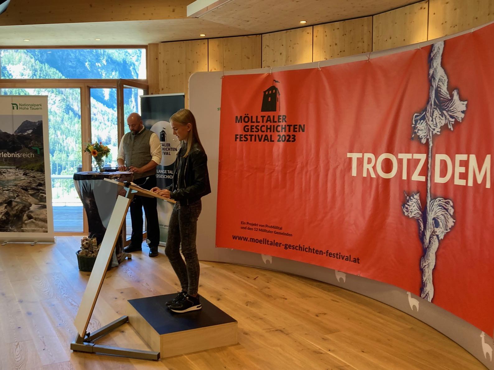 Michelle Penker aus M&ouml;llbr&uuml;cke bei der Lesung im Albert-Wirth-Festsaal in Heiligenblut. Foto: Stangl