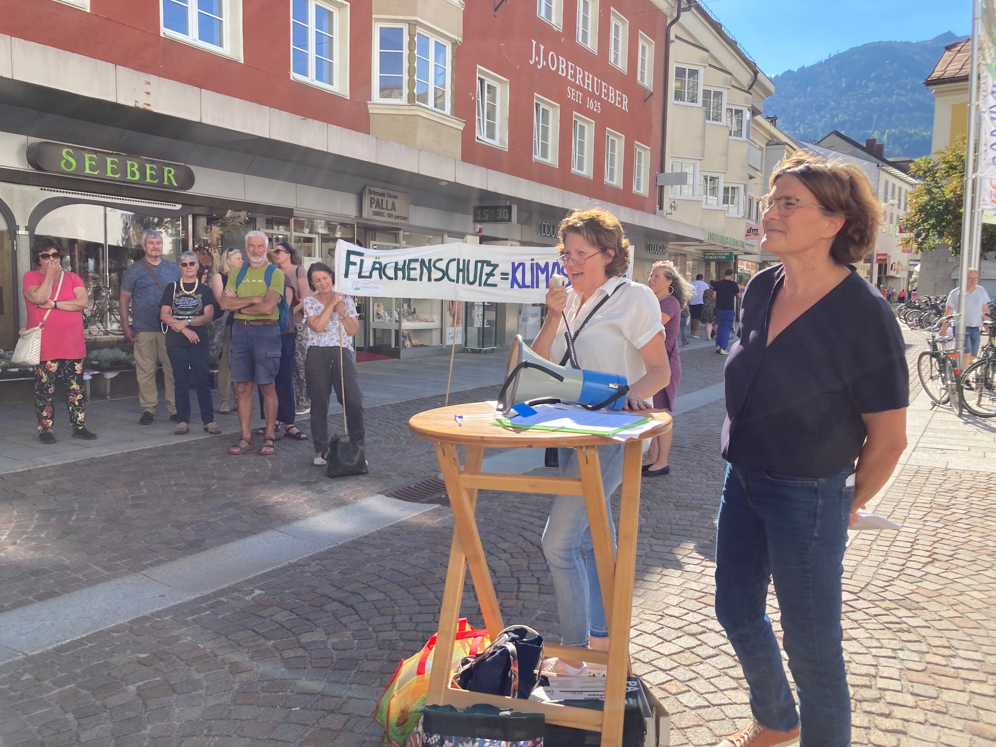 Renate H&ouml;lzl und Gerlinde Krawanja-Ortner informierten &uuml;ber Bodenschutz und Handlungsm&ouml;glichkeiten. Foto: Stangl