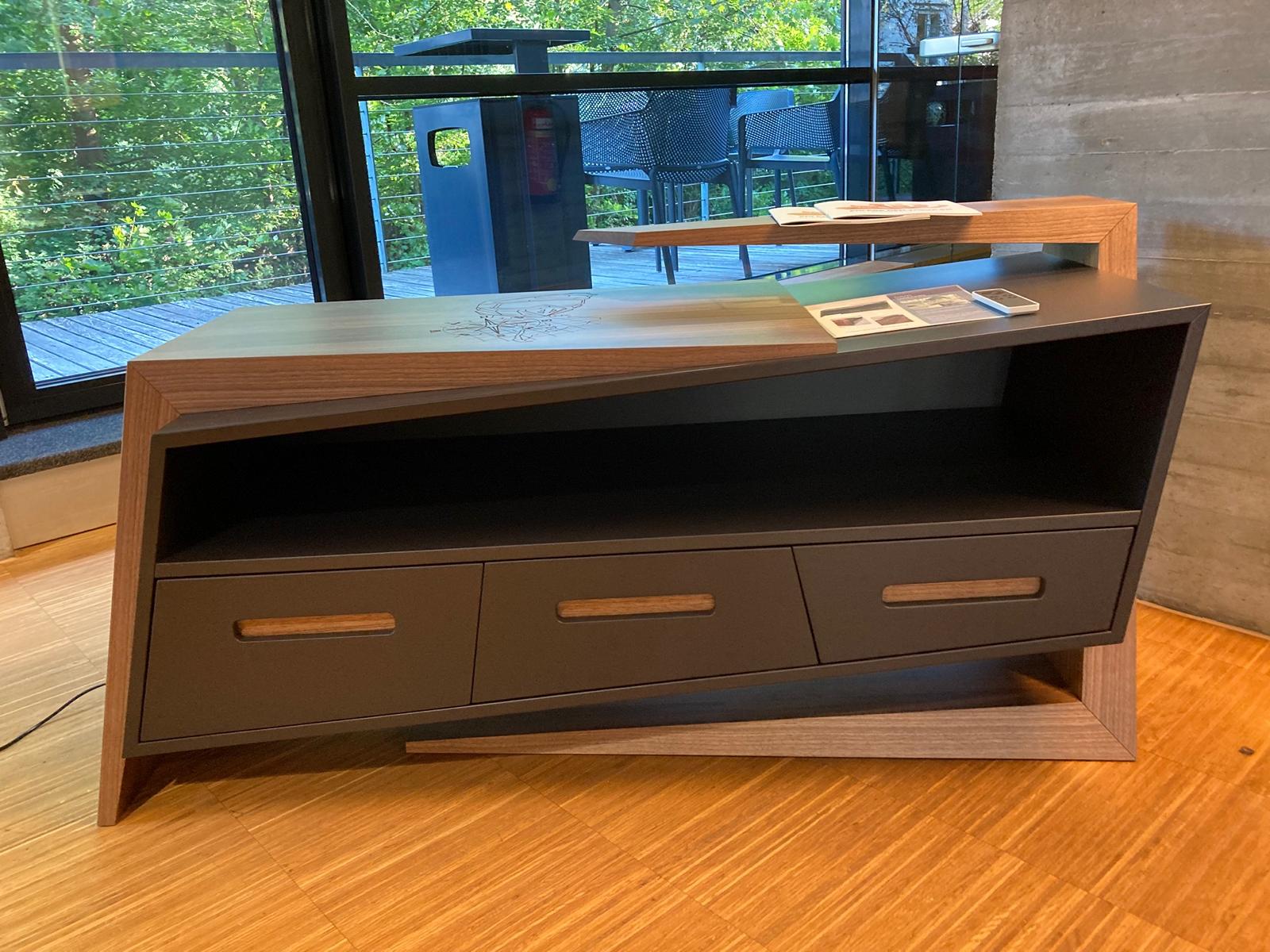 TV M&ouml;bel in Nuss von David Tabernig. Foto: Stangl