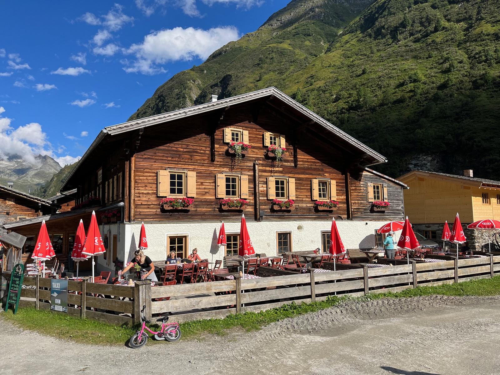 Auch beim Venedigerhaus im Innergschl&ouml;ss herrscht nach dem Hochwasser wieder "Eitel Sonnenschein". Foto: Brugger