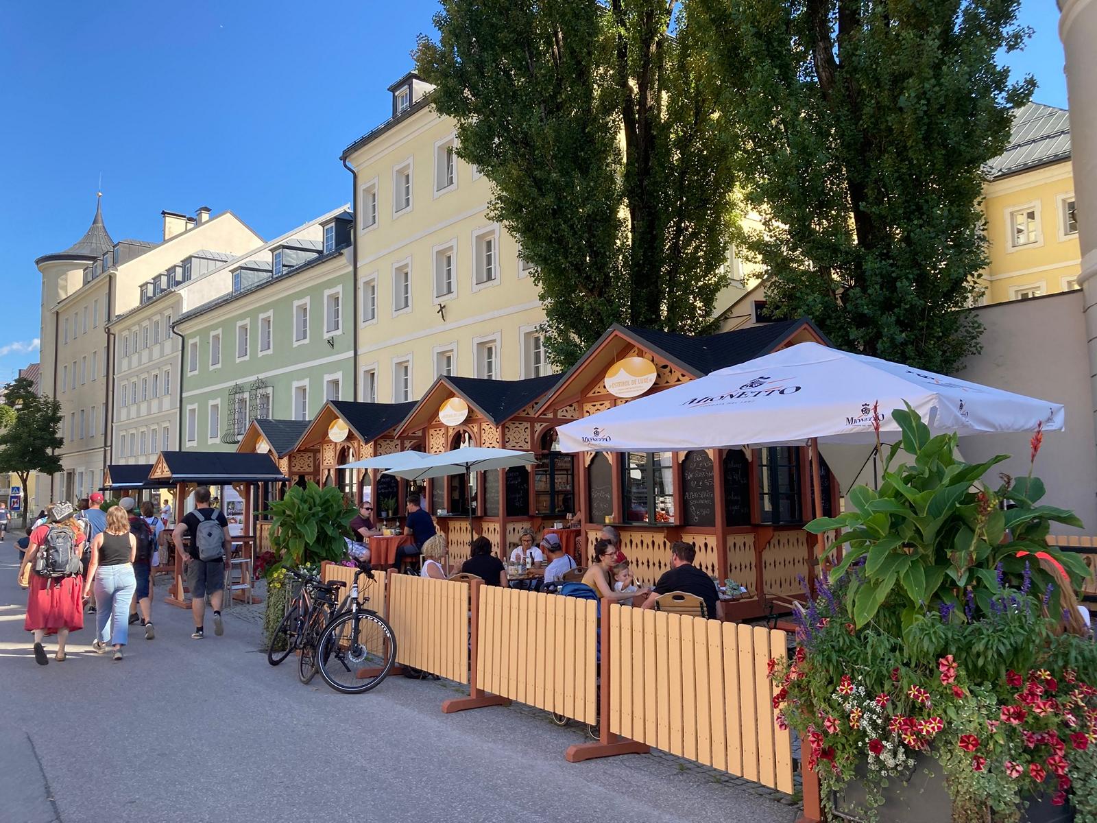 Die kulinarische Sommerfrische kommt gut an, am Samstag herrschte noch einmal Hochbetrieb. Foto: Stangl