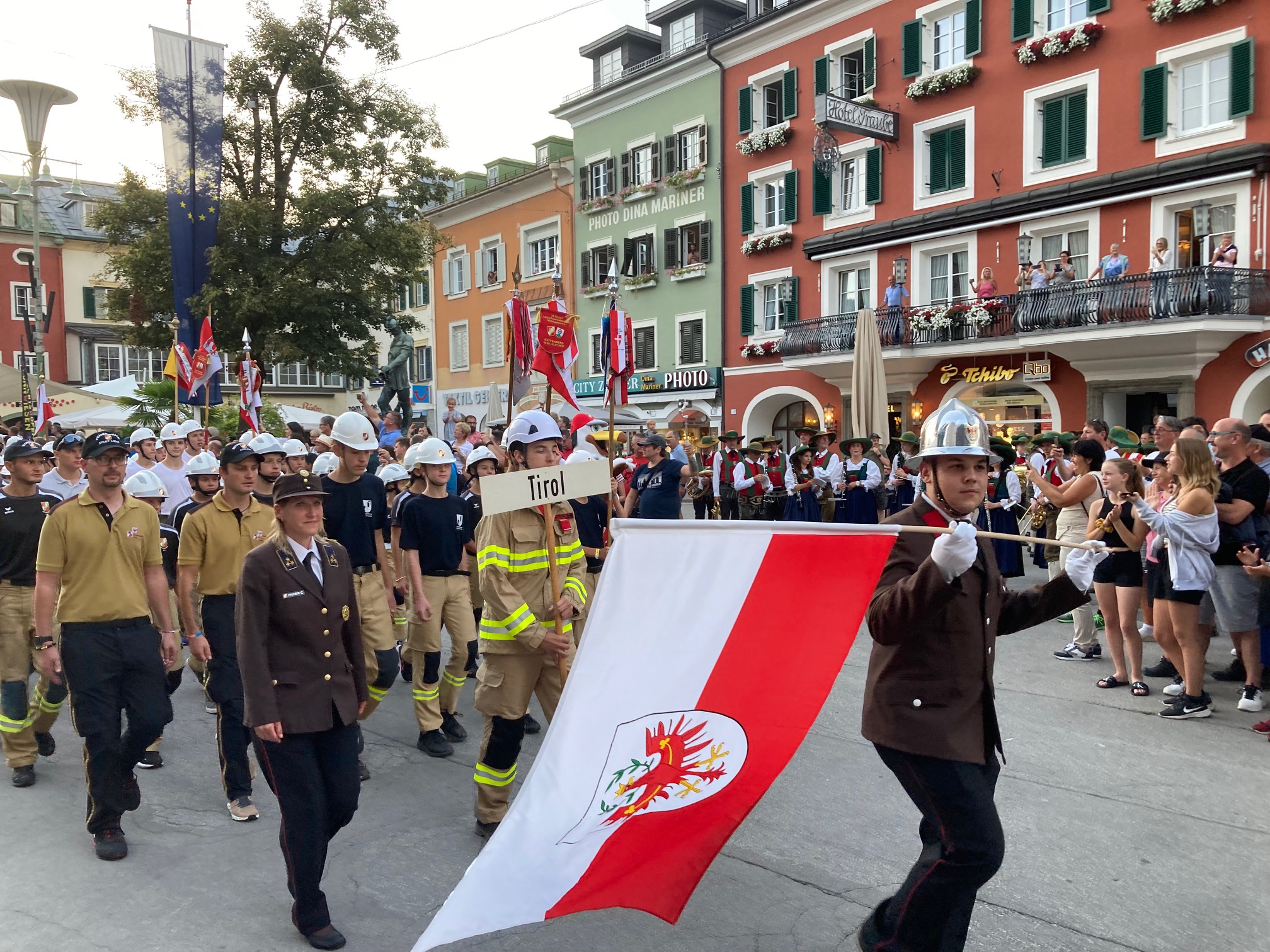 Einmarsch der Bewerbsgruppen am Hauptplatz. Foto: Stangl