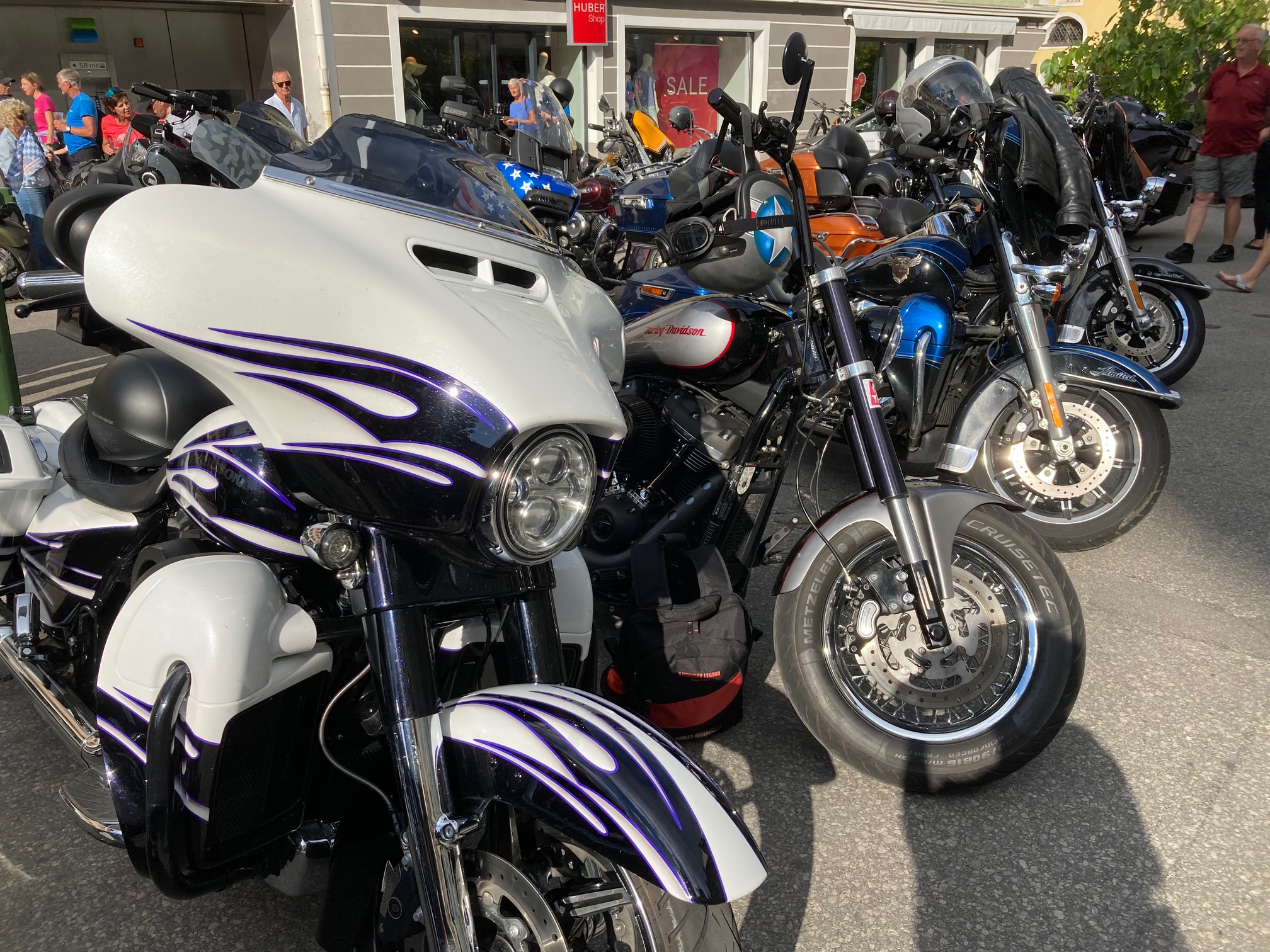 Rund 200 Harleys dr&auml;ngten sich am Hauptplatz. Foto: Stangl