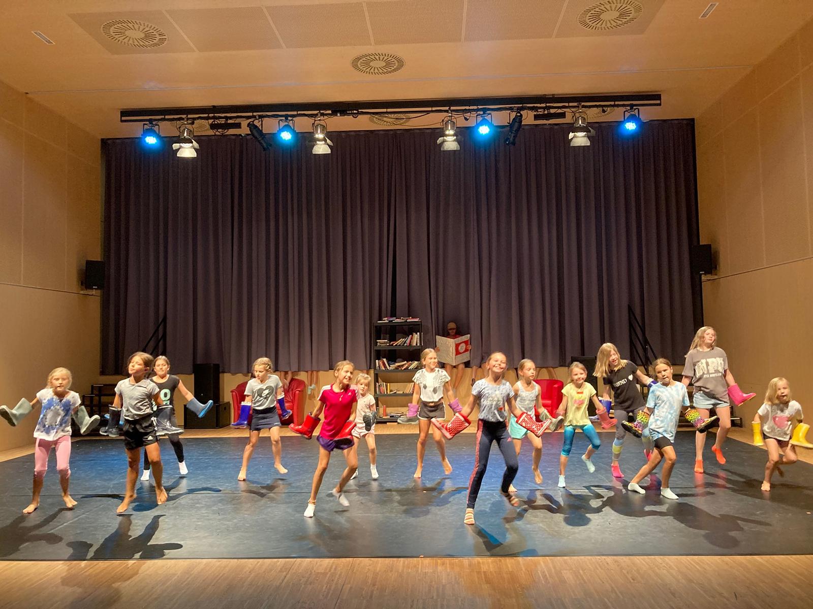 Getanzt wurde mit B&uuml;chern, Gummistiefeln und anderen Requisiten, Foto: Stangl