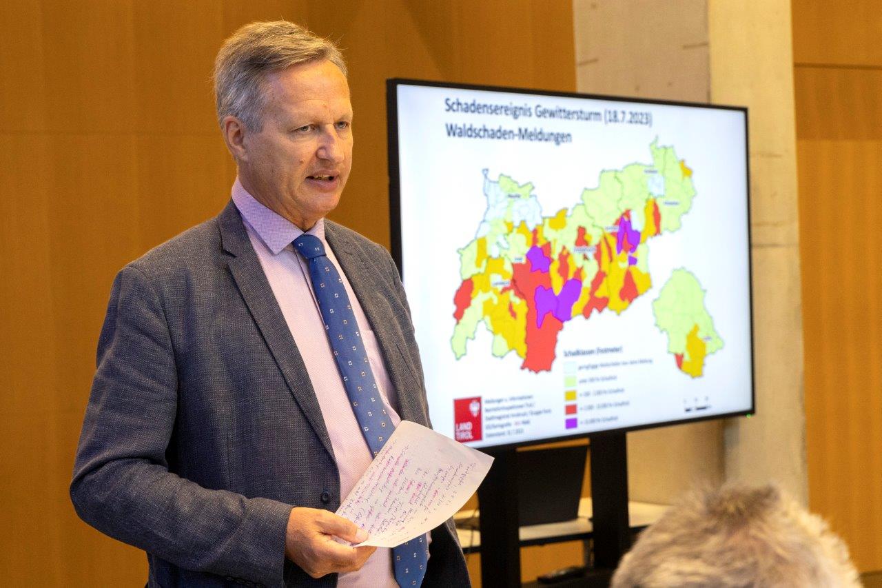 Landesforstdirektor Josef Fuchs erl&auml;uterte den Anwesenden die aktuelle Situation in Tirols W&auml;ldern. Foto: Land Tirol/Die Fotografen