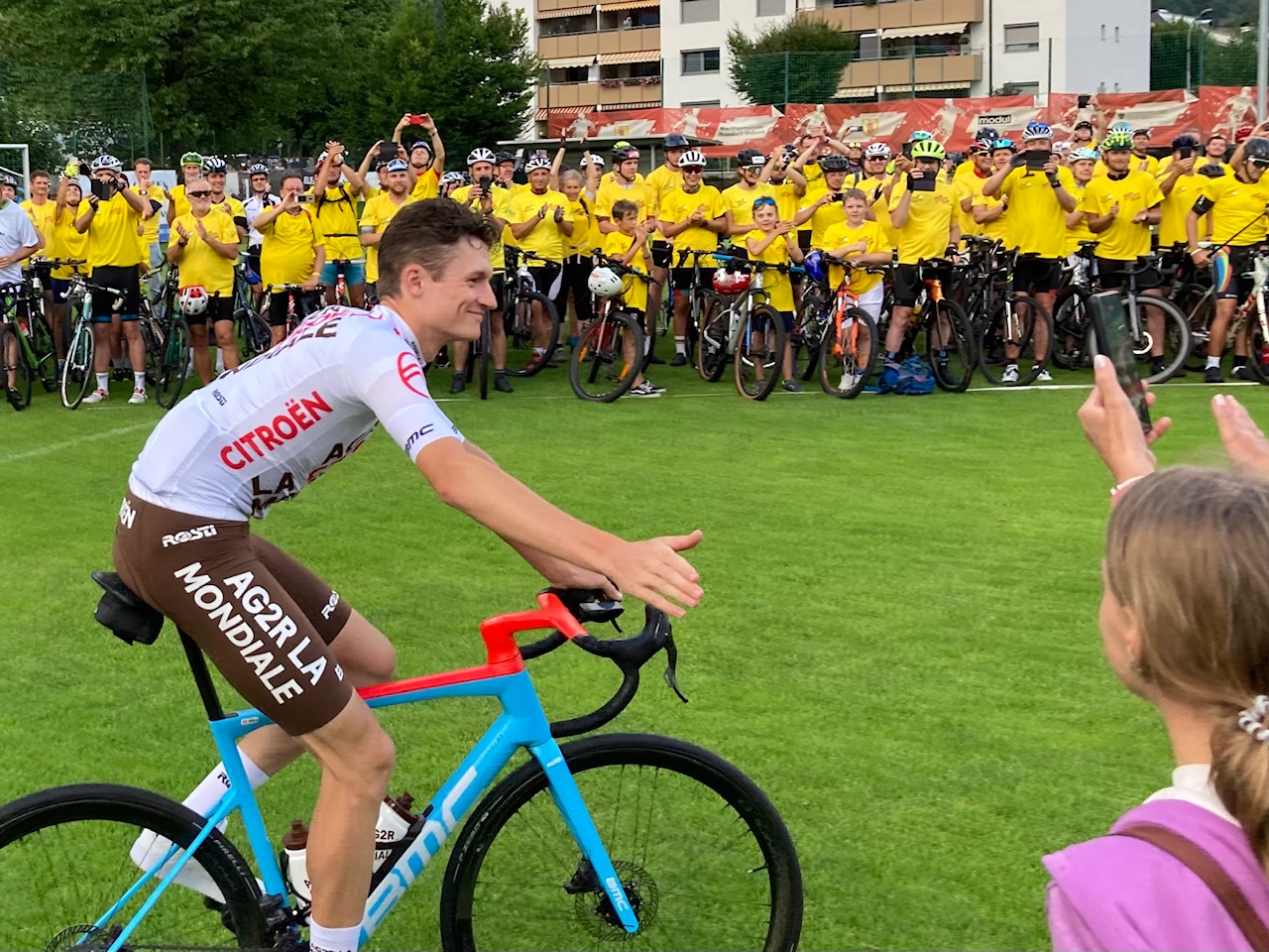 Fans bejubeln den Einzug von Felix Gall im Aguntstadion. Foto: Stangl
