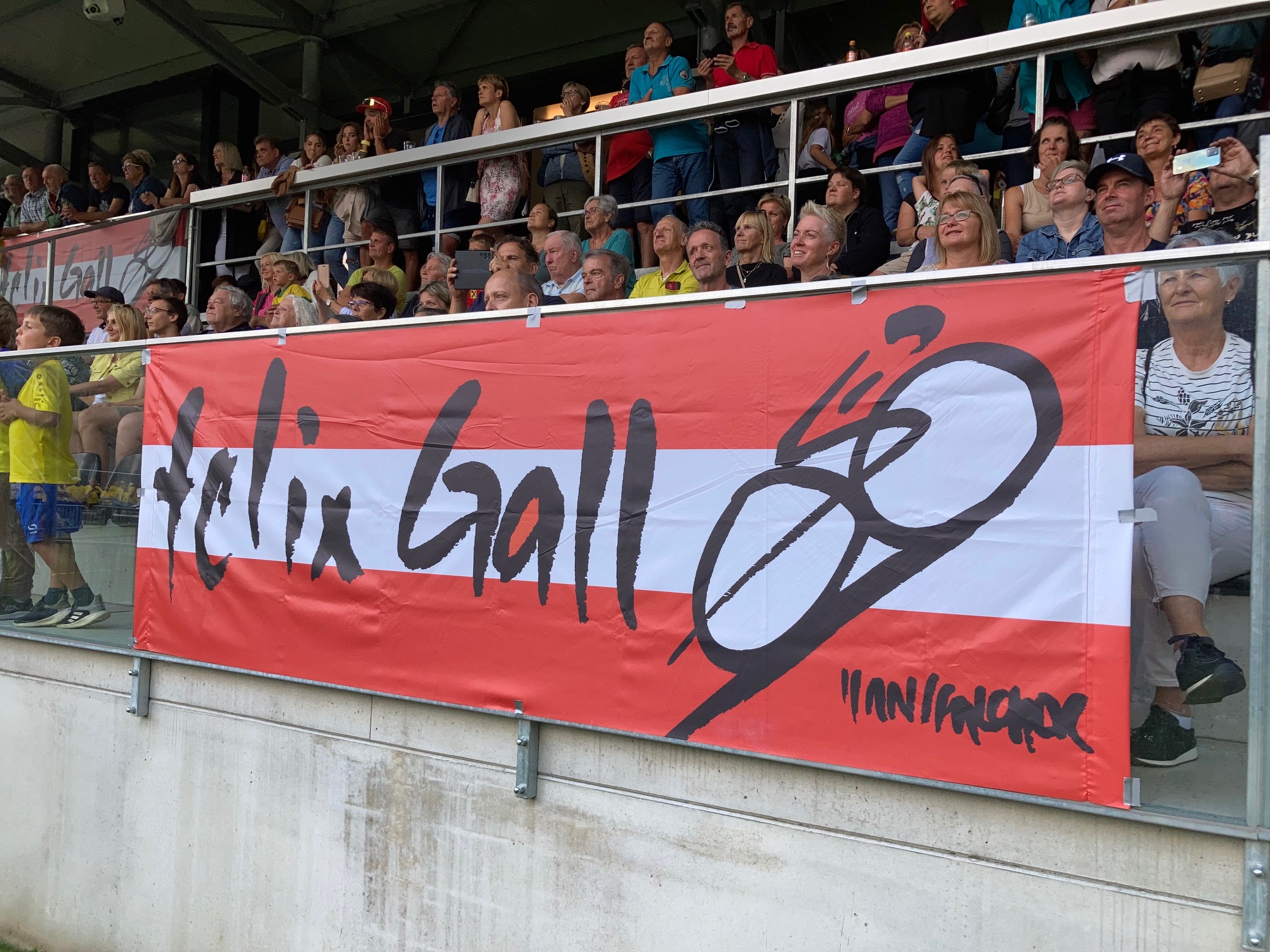 Volle Trib&uuml;ne. Foto: Stangl