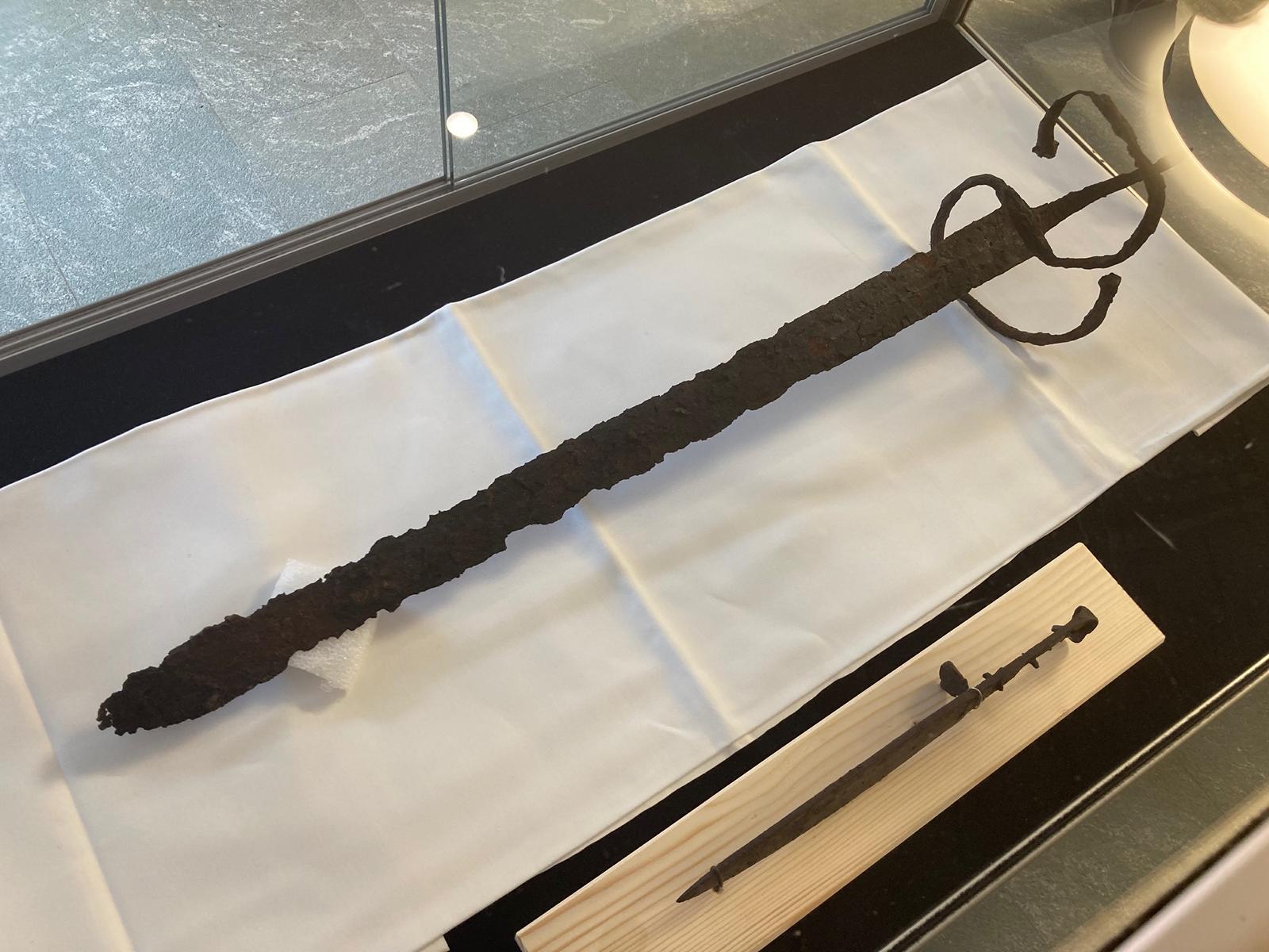 Das Schwert und eine weitere Dolchwaffe aus dem 16. Jahrhundert, die bei der Wodenalm gefunden wurde. Foto: Stangl