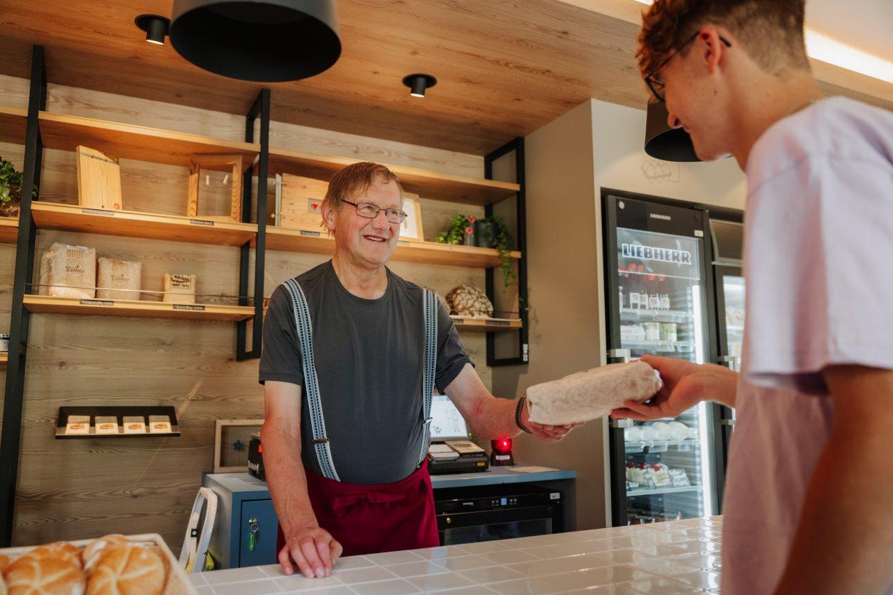 Bernhard Senfter freut sich auf die Begegnung mit Kundinnen und Kunden, Foto: Elias Bachmann
