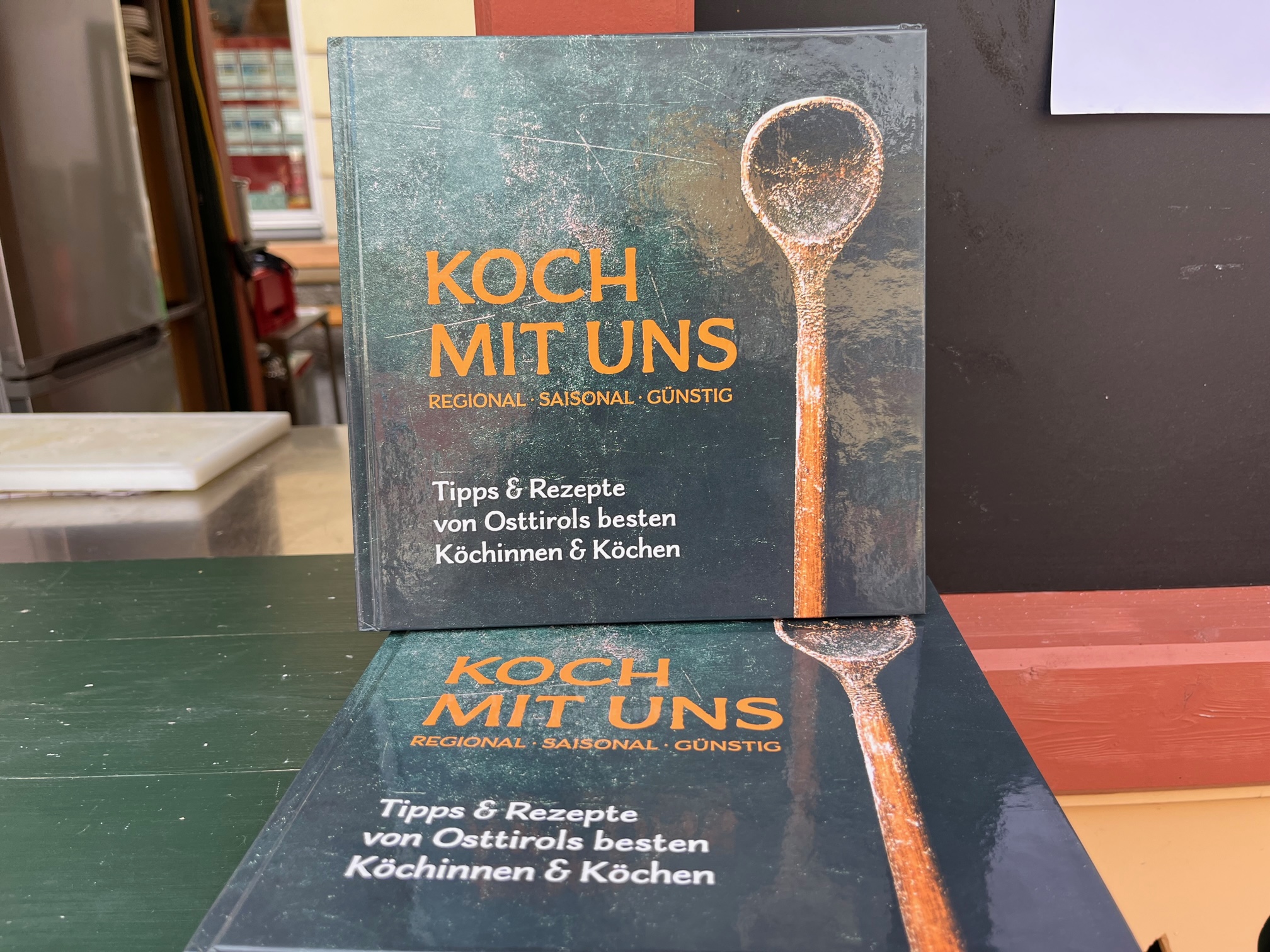 Das Buch mit Osttiroler Rezeptideen kann weiterhin f&uuml;r den guten Zweck erworben werden. Foto: Brugger